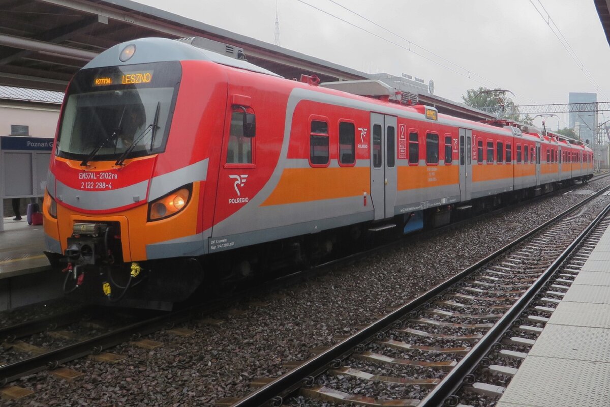 Am verregneten 22 Augustus 2021 steht EN57AL-2102 in Poznan Glowny.