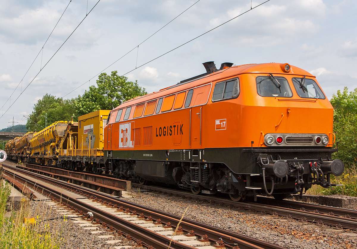 Am Zugschluss am 14.07.2013 in Siegen-Eiserfeld von Materialförder- und Siloeinheiten MFS 100 Zug der Schweerbau, (Zuglok die 277 031-1 eine MaK G 1700 BB der Schweerbau) die BBL 17 (BBL LOGISTIK GMBH), ex DB 225 099-1, ex DB 215 099-3.

Die V 160 wurde 1970 bei Henschel in Kassel unter der Fabriknummer 31455 gebaut und als 215 099-3 an die DB geliefert. Im Jahr 2001 erfolgte der Umbau und Umbezeichnung in 225 099-1 und nun im Frühjahr 2013 kam sie zur BBL LOGISTIK GMBH als Lok 17 (NVR-Nummer 92 80 1225 099-1 D-BBL).

Technische Daten der Lok, welche weitestgehend denen der Baureihe 215 entsprechen, da diese daraus hervorging.
Anzahl umgebauter Loks: 74
Achsformel: B'B'
Spurweite: 1.435 mm
Länge: 16.400 mm
Drehzapfenabstand: 8.600 mm
Drehgestellachsstand: 2.800 mm
Gesamtradstand: 11.400 mm
Gewicht: 79 Tonnen
Radsatzfahrmasse: 20,0 Tonnen
Höchstgeschwindigkeit: 140 km/h (90 km/h im Rangiergang) 
Motorentyp: MTU MB 16V 652 TB 10 (ein V16-Zylinder-Diesel-Motor),
dieser Motor war leistungsschwächer aber zuverlässiger als der in anderen Maschinen verbaute MTU 12V 956 TB Motor mit 2.500 PS.
Dauerleistung: 1.397 kW (1.900 PS)
Nenndrehzahl: 1500 min-1
Leistungsübertragung: hydraulisch
Getriebe: Voith L 820 brs
Zugsicherung: PZB 90