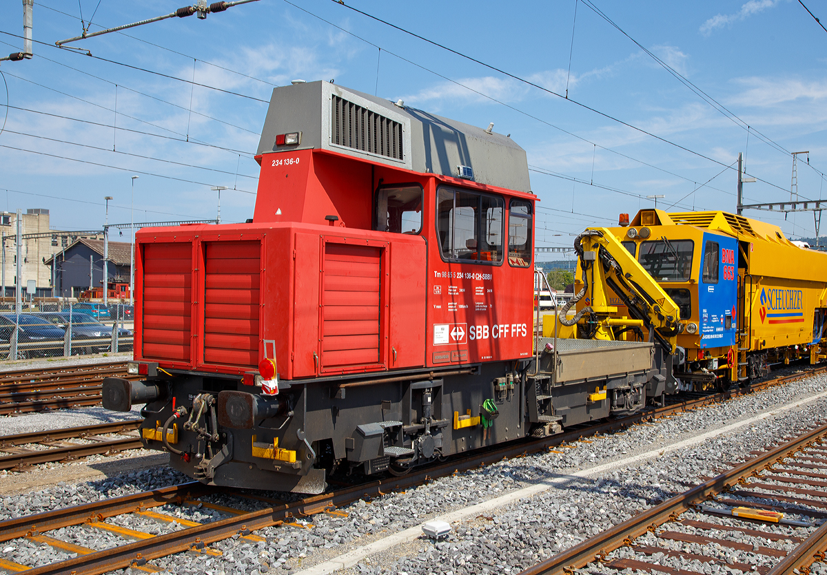 
Am Zugschluss der Bautraktor bzw. das Baudienstfahrzeug Tm 234 136-0 (Tm 98 85 5 234 136-0 CH-SBBI) der SBB Infrastruktur am 18.05.2018 beim Signalhalt im Bahnhof Yverdon-les-Bains (VD). 

Der Tm 234 �Ameise� ist ein zweiachsiger Bautraktor der Schweizerischen Bundesbahnen (SBB) und einiger Privatbahnen. Er wurde ab 1997 vom Konsortium Stadler Rail / Bombardier Transportation / Winpro / ADtranz hergestellt. Die letzte Serie wurde von der Stadler Winterthur AG (ehemals Winpro AG) gebaut und 2007 ausgeliefert. Insgesamt wurden ein Prototyp und 132 Serienfahrzeuge gebaut. Die „Ameise“  Tm 234 136-0 wurde im Jahr 2003 gebaut, das Chassis ist von  Bombardier  und das F�hrerhaus von Stadler unter der Fabriknummer 751.
