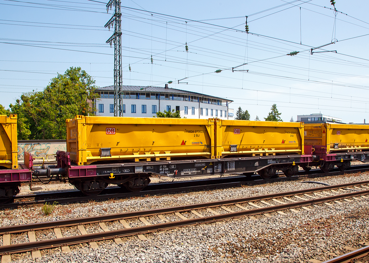An die DB AG vermieteter Sgmmns 2 Containertragwagen mit klappbaren Ladeschwellen, versenkbaren Containerzapfen und Steckrungen, 37 80 4505 142-2 D-ERR, der ERR European Rail Rent GmbH (Duisburg) beladen mit 2 Schmitz Cargobull 20ft. Abraumcontainer f�r Abraum, am 04.06.2019 im Zugverband bei der Durchfahrt in M�nchen-Pasing.

TECHNISCHE DATEN:
Spurweite: 1.435 mm
L�nge �ber Puffer: 14.190 mm
Drehzapfenabstand: 9.150 mm
Radsatzstand in den Drehgestellen: 1.800 mm
Ladel�nge: 12.800 mm
Ladefl�che: 38,4 m�
H�he der Ladeebene f�r Container �ber S.O.: 1.260  mm
Raddurchmesser: 920 mm (neu) / 860 mm (abgenutzt
Eigengewicht: 21.100 kg
Max. Zuladung bei Lastgrenze S: 68,9 t (ab Streckenklasse D)
Max. Geschwindigkeit: 100 km/h (leer 120 km/h)
Max. Radsatzlast: 22,5 t
Bremse: KE-GP-A 
Bremssohlenbauart: Jurid 816M
Kleinster bef. Gleisbogenradius: 35 m 
Intern. Verwendungsf�higkeit: TEN /G1
