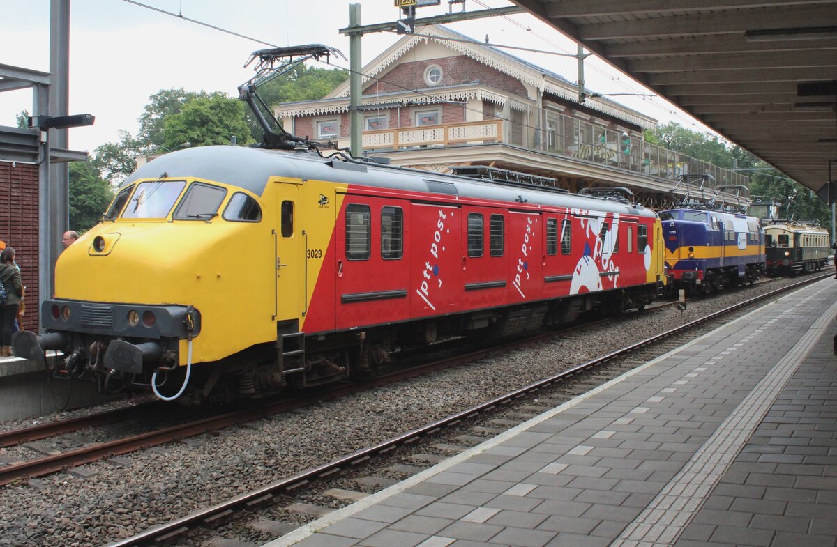 Anlasslich der 150.Jahresjubiläum der Oosterbahn Hilversum--Baarn-Amersfoort am Samstag 8 Juni 2024  gab es u.A. ein Bahnhofsfest in Baarn. Stichting 2454CREWs eigener Motorpost 3029  war Teil einer kleiner, jedoch feiner Ausstellung in Baarn.