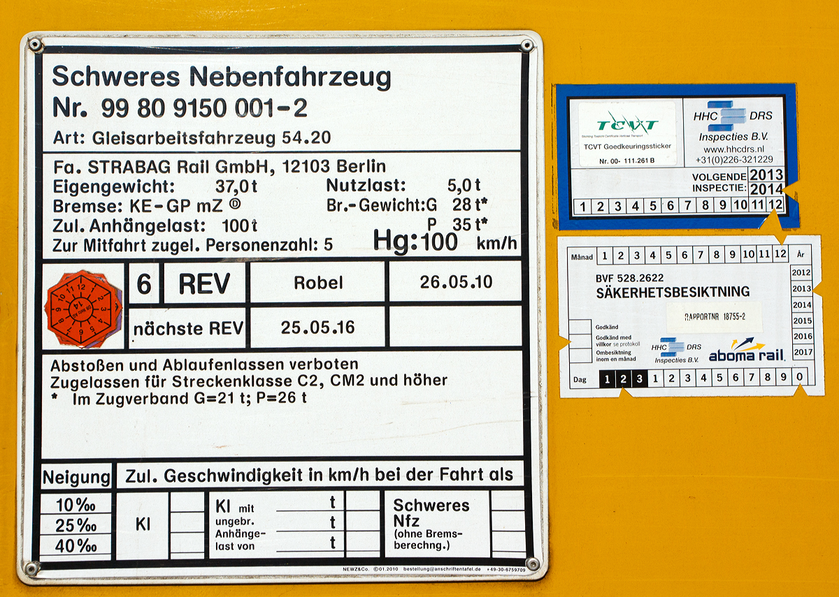 
Anschriftentafel von dem Gleisarbeitsfahrzeug  99 80 9150 001-2 D-STRA der STRABAG Rail, ein Robel Bamowag 54.20, am 11.08.2014 beim Hauptbahnhof Wiesbaden angestellt. 