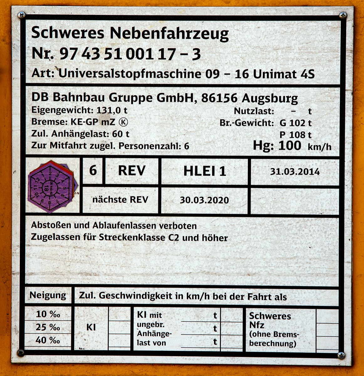 
Anschriftentafel  der  Plasser & Theurer Universalstopfmaschine UNIMAT 09 - 16 / 4S (Schweres Nebenfahrzeug Nr. 97 43 51 001 17-3)  USM 651  „Yellow Submarine“ abgestellt am 14.06.2017 in Betzdorf/Sieg.