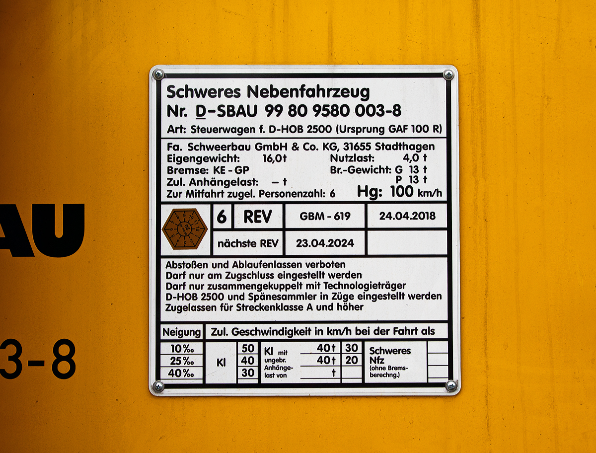
Anschriftentafel Steuerwagen für den D-HOB 2500 IV (Schweres Nebenfahrzeug-Nr. D-SBAU 99 80 9580 003-8) einem ursprünglichen GAF 100 R (ex DB 97 17 50 131 18-9). 

Abgestellt am 07.07.2019 beim ICE-Bahnhof Montabaur.
