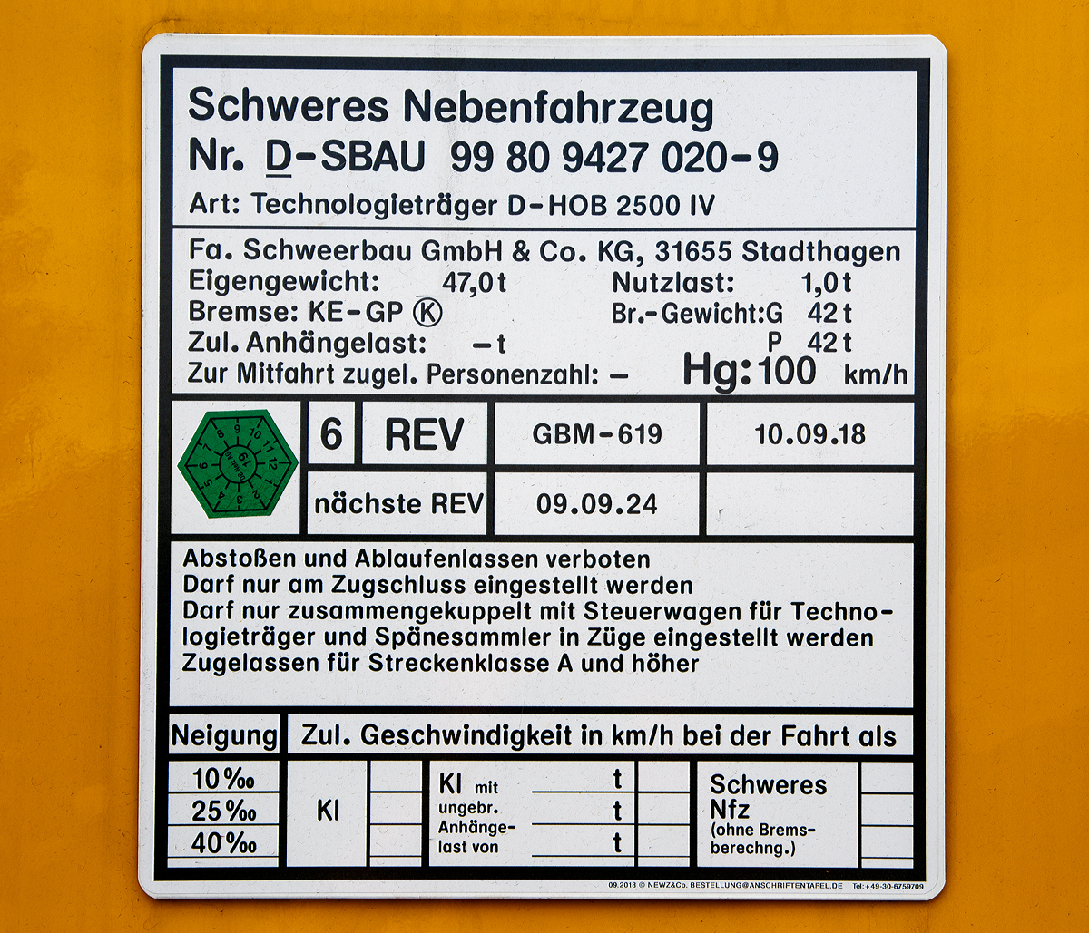 
Anschriftentafel Technologieträger D-HOB 2500 IV (D-HOB 4.0), Schweres Nebenfahrzeug-Nr. D-SBAU 99 80 9427 020-9. 

Abgestellt am 07.07.2019 beim ICE-Bahnhof Montabaur.
