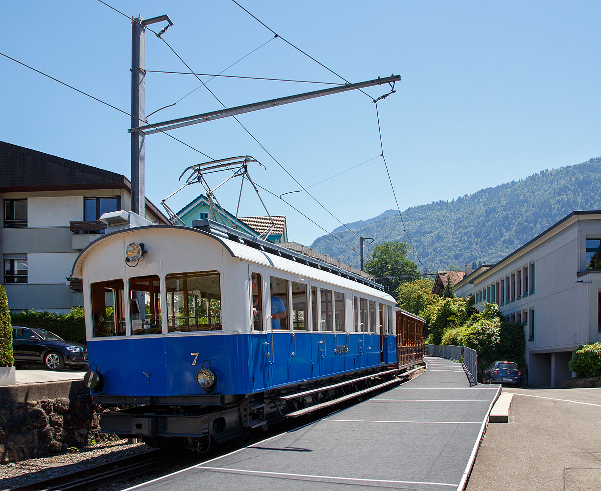 
Arth-Rigi-Bahn (ARB) - Der historische Triebwagen BDhe 2/4 Nr. 7 (ex BCFhe 2/4) mit dem Personenwagen Nr. 33 f�hrt als Leerzug am 23.06.2016 von Goldau in Richtung Rigi Kulm los.

Der Triebwagen wurde 1925 von SIG, SLM und MFO gemeinsam gebaut und 1939 unwesentlich in den heutigen BDhe 2/4 umgebaut.

Die Arth-Rigi-Bahn (ARB) ist eine Normalspurige Zahnradbahn mit dem Zahnstangensystem Riggenbach die maximale Neigung betr�gt 201 ‰.

Technische Daten BDhe 2/4 Nr. 7:
Inbetriebnahme: 	1925
Hersteller: SIG/SLM/MFO
Spurweite: 1.435mm
Fahrleitungsspannung: 1500V DC
Achsfolge: 2z'2'z
Raddurchmesser: 955 mm
Stundendrehzahl: 1.180 min-1
Stundenleistung: 448kW (610 PS)
�bersetzung: 1:14,75
Stundenzugkraft: 108kN
H�chstgeschwindigkeit: 15km/h (Berg- und Talfahrt)
L�nge �ber Puffer: 12.200 mm
Gesamtachsstand: 7.600 mm
Achsabstand im Drehgestell: 2.050 mm
Gesamtgewicht: 25,5 t
Sitzpl�tze: 66
Stehpl�tze: 10
Zul�ssiges Vorstellgewicht :	max. 14t
