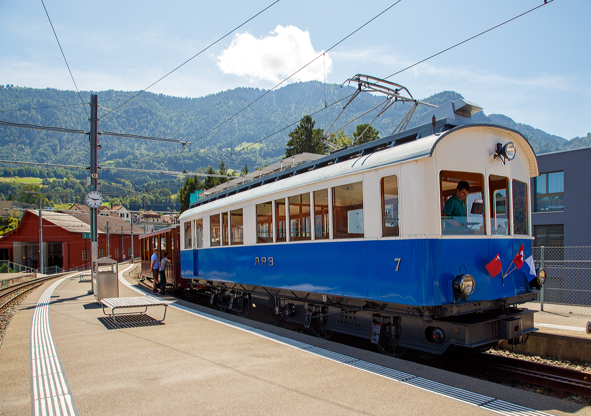 
Arth-Rigi-Bahn (ARB) - Der historische Triebwagen BDhe 2/4 Nr. 7 (ex BCFhe 2/4 Nr. 7) mit dem Vorstellwagen Nr. 32 (ex Wagen Nr. 5), am 01.08.2019 auf dem Hochperron der Rigi-Bahn in Arth-Goldau.

Der Triebwagen wurde 1925 von SIG, SLM und MFO gemeinsam gebaut. Im Jahr 1939 wurde der Triebwagen 7 in den heutigen BDhe 2/4 umgebaut, dabei wurde die Leistung von 288 PS auf 610 PS erh�ht womit die Geschwindigkeit von 12 km/h auf 15 km/h gesteigert werden konnte.

Der Triebwagen der Rigi-Bahnen (RB) wurde 1925 von der damaligen Arth-Rigi-Bahn (ARB) sich selbst zum 50-j�hrigen Jubil�um geschenkt. Er ist dem 1911 beschafften BCeh 2/3 6 �hnlich, hat jedoch vier Achsen erhalten, und eine erh�hte Leistung damit er bis zu zwei Vorstellwagen bergw�rts schieben konnte. Wie es bei der ARB bereits Tradition war erhielt auch dieser Triebwagen ein Gep�ckabteil.

Dank der Anschaffung dieses Triebwagens konnte auf den Einsatz der Dampflokomotiven verzichtet werden. F�r den Winter 1928 erhielt der Triebwagen eine elektrische Heizung.

Die Arth-Rigi-Bahn (ARB) ist eine Normalspurige Zahnradbahn mit dem Zahnstangensystem Riggenbach die maximale Neigung betr�gt 201 ‰.

Technische Daten BDhe 2/4 Nr. 7:
Inbetriebnahme:  1925
Hersteller: SIG/SLM/MFO
Spurweite: 1.435mm
Fahrleitungsspannung: 1500V DC
Achsfolge: 2z'2'z
Raddurchmesser: 955 mm
Stundendrehzahl: 1.180 min-1
Stundenleistung: 448kW (610 PS)
�bersetzung: 1:14,75
Stundenzugkraft: 108kN
H�chstgeschwindigkeit: 15km/h (Berg- und Talfahrt)
L�nge �ber Puffer: 12.200 mm
Gesamtachsstand: 7.600 mm
Achsabstand im Drehgestell: 2.050 mm
Dienstgewicht: 25,5 t
Ladegewicht: 1,0 t
Sitzpl�tze: 66
Stehpl�tze: 10
Zul�ssiges Vorstellgewicht : max. 14t