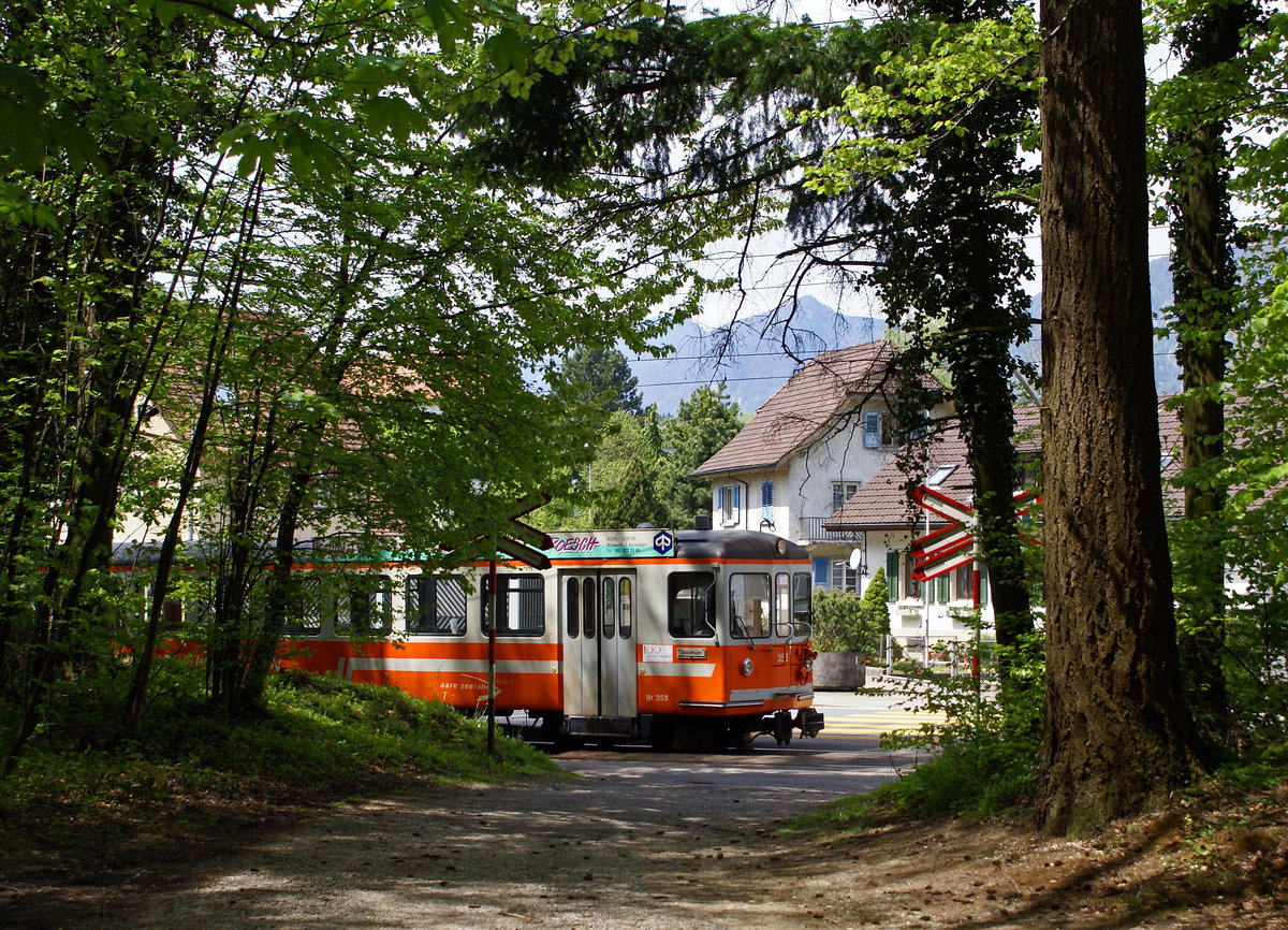 ASm: Bahnidylle vom 4. Mai 2008 verewigt in Riedholz am 4. Mai 2008.
Foto: Walter Ruetsch