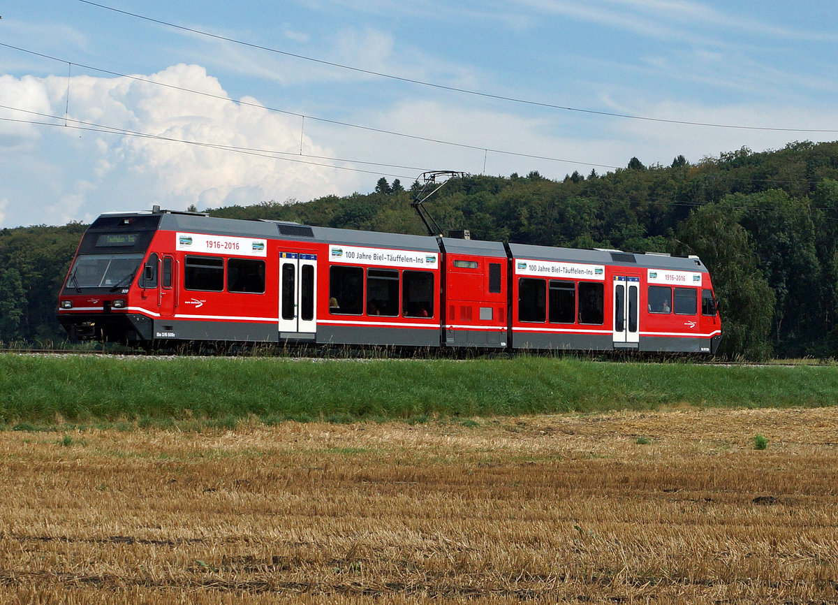 ASm: Der erste GTW mit der neuen roten Lackierung, dem Erscheinungsbild für die nächsten 100 Jahre. Be 2/6 509 unterwegs zwischen Lüscherz und Siselen am 15. August 2016.
Foto: Walter Ruetsch 