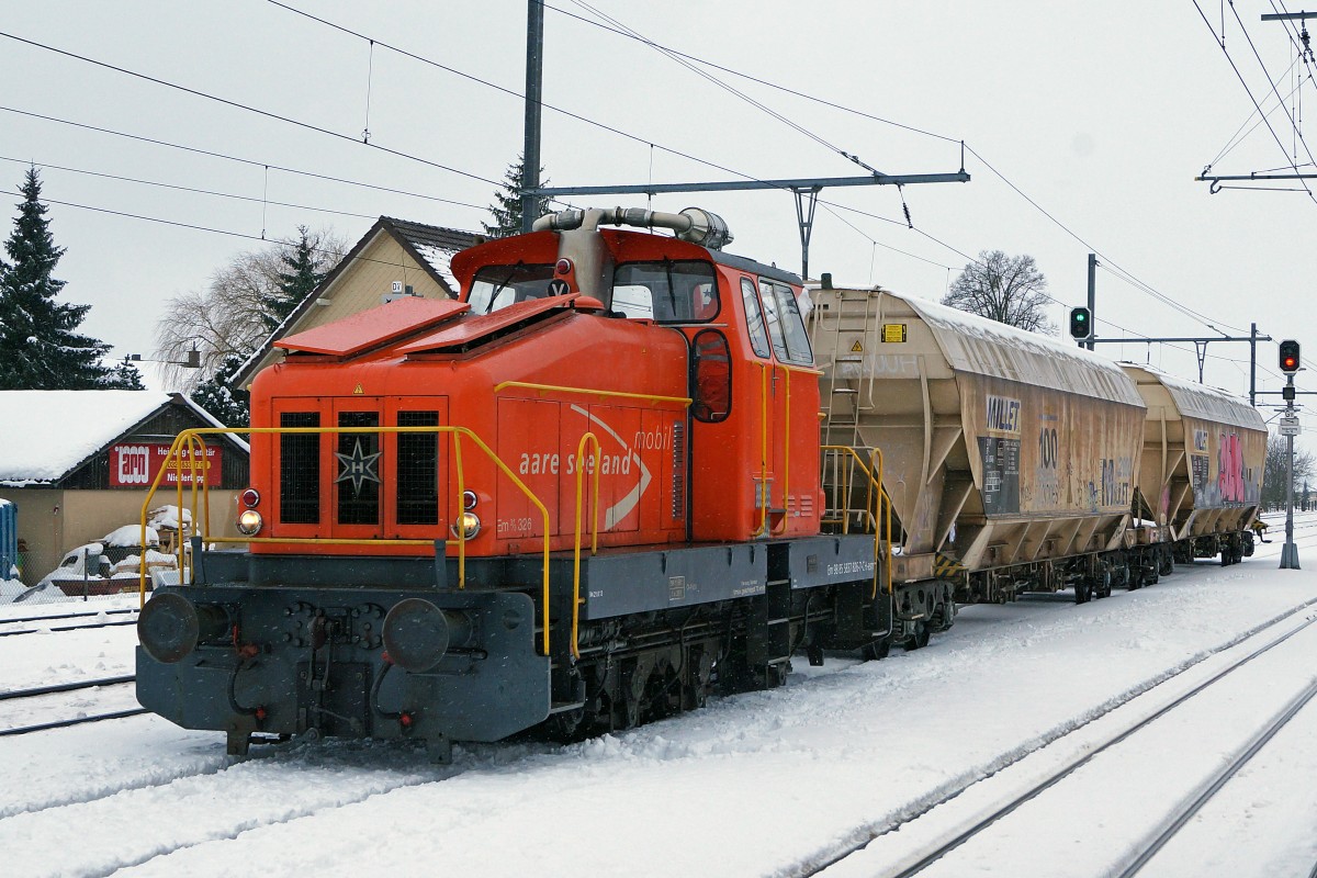 ASm: HENSCHEL Em 3/3 326 (Em 98 85 5837 826-7-CH-asm) mit einem eher seltenen G�terzug f�r die LANDI im winterlichen Niederbipp am 2. Februar 2015.
Foto: Walter Ruetsch