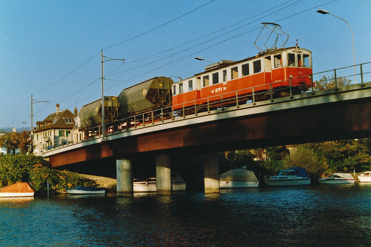 ASM/BTI: Als noch in Lüscherz Getreide vom Lastwagen auf die normalspurigen Silowagen verladen wurde, verkehrten während der Getreideernte der Monate Juli und August mehrmals Rollschemelzüge zwischen Biel und Siselen, wo die Züge umfahren werden mussten, um das Anschlusgeleise Lüscherz mit nur einer Weiche rückwärts zu bedienen. Leider wurde der Rollschemelverkehr im Dezember 2001 nach 84 Jahren eingestellt. Die Rollschemelanlage beim SBB-Bahnhof Biel musste wegen dem Bau der EXPO'02-Arteplage Biel entfernt werden. Bei der Passierung der Brücke des Nidau-Büren-Kanals wurde der BDe 4/4 12, (1916,ehemals SZB) im August 1997 im Bild festgehalten, als er zwei leere Silowagen nach Lüscherz brachte. 
Foto: Walter Ruetsch
