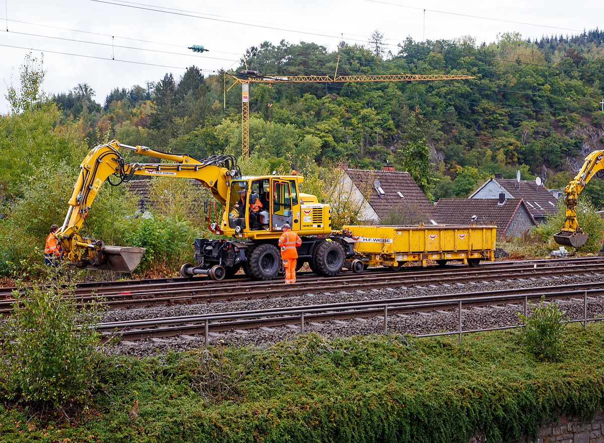 
ATLAS Zweiwegebagger 1604 K-ZW mit Gleisbauanhänger T5020-1  (Schienengebundenes Gerät Registrier Nr. 9783 108) und Schottermulden der H.F. Wiebe am 26.09.2020 in Wissen (Sieg).