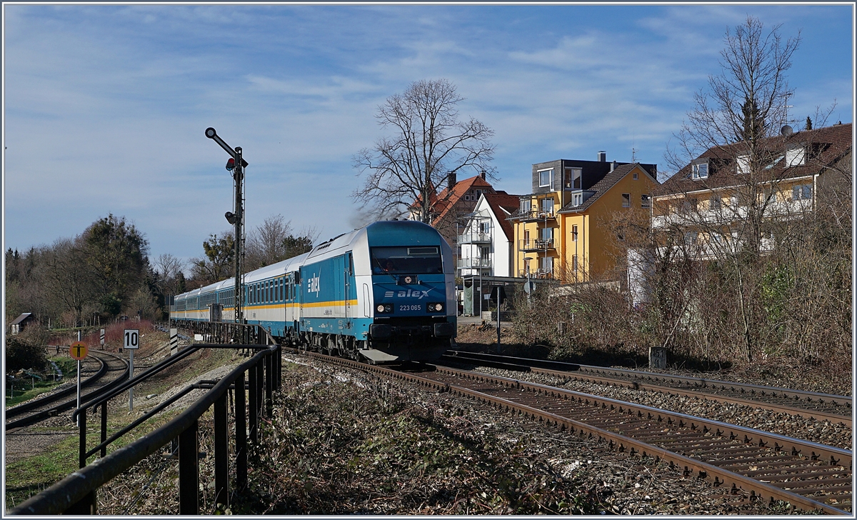 Auch Lindau Aeschbach bzw. die Abzweigung Lindau Aschbach lenkt den Lauf der Züge noch mit Formsignalen. Wahrend die Regionalbahn Züge der Bodenseegürtellinien in Lindau Aeschbach halten, scheint der über die Treppe links im Bild zugängliche  Bahnsteig  der Strecke ins Allgäu nur noch von Bahnfotografen und der Vegetation genutzt zu werden. Im Bild die 223 065 mit einem Ales von München nach Lindau, die in Lindau Aeschach frei Einfahrt hat.

16. März 2019
