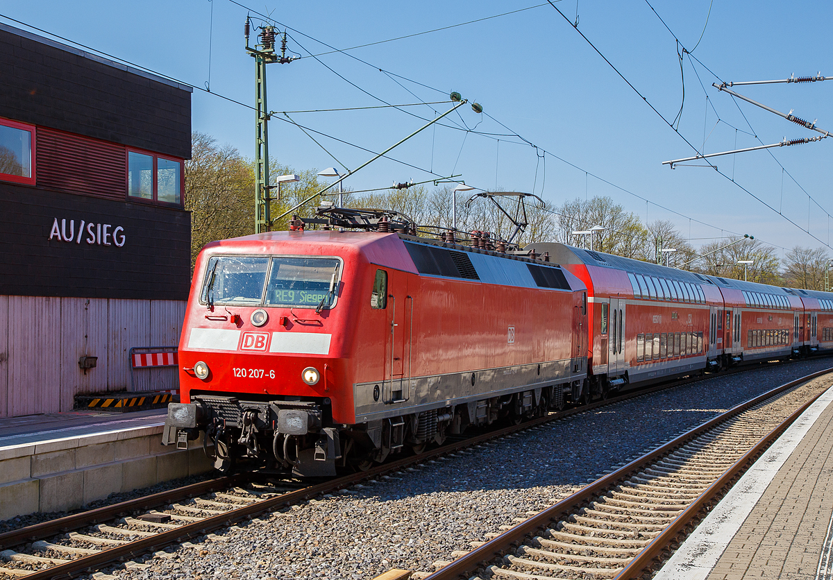 Auch schon historisch, da die Lok abgestellt wurde....
Die 120 207-6 (91 80 6120 207-6 D-DB) der DB Regio NRW, ex DB 120 136-7 (91 80 6120 136-7 D-DB), erreicht mit dem RE 9 - Rhein Sieg Express (RSX) Aachen - Köln – Siegen, am 11.04.2016 den Bahnhof Au (Sieg). 

Die Lok wurde 1988 von Krauss-Maffei unter der Fabriknummer 19961 (die elektrische Ausrüstung ist von Siemens) gebaut und als 120 136-7 an die DB geliefert, Ende 2010 wurde sie mit einem Nahverkehrspaket ausgestattet (Zugzielanzeiger, Zugabfertigungssystem, Server u. a.) und in die 120 207-6 umgezeichnet. Seit 2019 ist sie im SSM (Stillstandsmanagement) in Leipzig-Engelsdorf abgestellt. Ob sie nochmal eingesetzt wird ist sehr ungewiss.

Die Baureihe 120 ist eine Elektrolokomotivbaureihe der Deutschen Bahn AG. Sie gilt als die weltweit erste in Serie gebaute Drehstrom-Lokomotive im Hochleistungsbereich mit Umrichter in Halbleitertechnik und ist ein Meilenstein in der Entwicklung elektrischer Lokomotiven. Sie repräsentierte zu ihrer Zeit den letzten Stand der Entwicklung des Drehstromantriebs, bei dem aus dem Wechselstrom der Fahrleitung in Traktionsstromrichtern der Drehstrom zum Antrieb der Asynchron-Fahrmotoren gewonnen wird. Ausgehend von der Technologie der Baureihe 120 wurden Mitte der 1980er Jahre die ersten ICE-Triebköpfe entwickelt. Bis 2020 wurden fast alle sich noch im Einsatz befindlichen Loks der Baureihe 120 abgestellt, wie dies bereits 2019.

Die Serienlok BR 120.1:
Nach vierjähriger Erprobung wurden 1984 insgesamt 60 Serienlokomotiven der Baureihe 120.1 zu einem Stückpreis von 5,5 Millionen D-Mark bestellt. 

Die technischen Änderungen im Vergleich zu den Prototypen waren gering, so entfiel beispielsweise die als Rückfallebene eingebaute elektrische Widerstandsbremse, da sich die Nutzbremse entgegen ersten Erwartungen als zuverlässig herausgestellt hatte. Dafür erhielten die Lokomotiven einen zusätzlichen Hochspannungsfilter, der zwei zusätzliche Dachleitungen erforderlich machte. Diese wurden bei den Vorserienlokomotiven nachgerüstet. Kritisch betrachtet, wurden die mechanischen Schwächen der Vorserienmodelle der Baureihe 120.0 ebenfalls in der Serie beibehalten. Nach erfolgreichen Versuchen mit den für maximal 160 km/h zugelassenen Prototypen 120 001 bis 004 und der bereits für 200 km/h zugelassenen 120 005 konnten die Serienloks für bis zu 200 km/h zugelassen werden.

Am 13. Januar 1987 übergab die Industrie im Bundesbahn-Ausbesserungswerk München-Freimann mit der 120 103 die erste Serien-Drehstromlokomotive an die damalige Deutsche Bundesbahn. Die Auslieferung der Serienloks dauerte bis Ende des Jahres 1989. Sie wurden sofort im planmäßigen Dienst eingesetzt, wobei sie in einem gestrafften Umlaufplan tagsüber Intercity- und Interregio-Züge und nachts schnelle Güterzüge bespannten.

Die Umbau-Variante 120.2:
Im Jahr 2007 wurden 5 Maschinen wegen der erhöhten fahrdynamischen Werte (fünf statt bisher vier Wagen) der BR 120.1 in die BR 120.2, für den „Hanse-Express“  (Teilnetz „Ostseeküste“) umgebaut. Die in Rostock beheimateten Maschinen erhielten ein Nahverkehrspaket (Zugzielanzeiger, Zugabfertigungssystem, Server u. a.), die Loks der nun neuen Baureihe 120.2 wurden mit den neuen fortlaufenden Ordnungsnummer 201 bis 205 eingereiht.

Ende 2010 wurden drei weitere Maschinen mit den neuen Ordnungsnummern 120 206 bis 208 (ehemals 120 136, 139, 117) für die DB Regio NRW umgebaut und in Aachen beheimatet. Sie wurden in Nordrhein-Westfalen auf dem „Rhein-Sieg-Express“ eingesetzt. Zeitweise waren diese Maschinen wegen vermehrten Ausfällen abgestellt. Da es aufgrund diverser Schäden und Fristabläufen auch bei den fünf Rostocker Maschinen regelmäßig zu Engpässen kam, unterstützten die drei Aachener Maschinen abwechselnd auch den Rostocker Bestand. Im Frühjahr 2013 waren 120 207 und 208 wieder von Aachen aus im Einsatz, während 120 206 weiterhin in Rostock aushalf. Im Oktober 2018 endete der Einsatz der Baureihe auf dem Rhein-Sieg-Express. Hier werden aktuell (wenn lokbespannt) Loks der Baureihe 146.0 eingesetzt.

Ausmusterung
Durch den technischen Fortschritt im Bereich der Schienenfahrzeugtechnik gilt die Baureihe 120 mittlerweile als überholt und zeigt sich zunehmend störanfällig. Der Betriebsbestand der Serienmaschinen bei der DB ist stetig rückläufig. Erste Serienlokomotiven sind bereits verschrottet. Andere Lokomotiven wurden verkauft.

TECHNISCHE DATEN:
Spurweite: 1.435 mm,
Achsformel: Bo`Bo`
Länge über Puffer: 19.200 mm
Drehzapfenabstand: 10.200 mm
Achsabstand im Drehgestell: 2.800 mm
Treibraddurchmesser: 1.250 mm (neu)
Dienstgewicht: 83,2 t
Anzahl der Fahrmotoren: 4
Dauerleistung: 5.600 kW (4 x 1.400 kW)
Anfahrzugkraft: 340 kN (20 137 bis 120 160 nur 290 kN)
Höchstgeschwindigkeit: 200 km/h (als BR 120.2 160 km/h)
Fahrmotoren: 4 Drehstrom-Asynchron-Motoren
Antrieb: Hohlwellen-Kardan-Einzelachsantrieb
