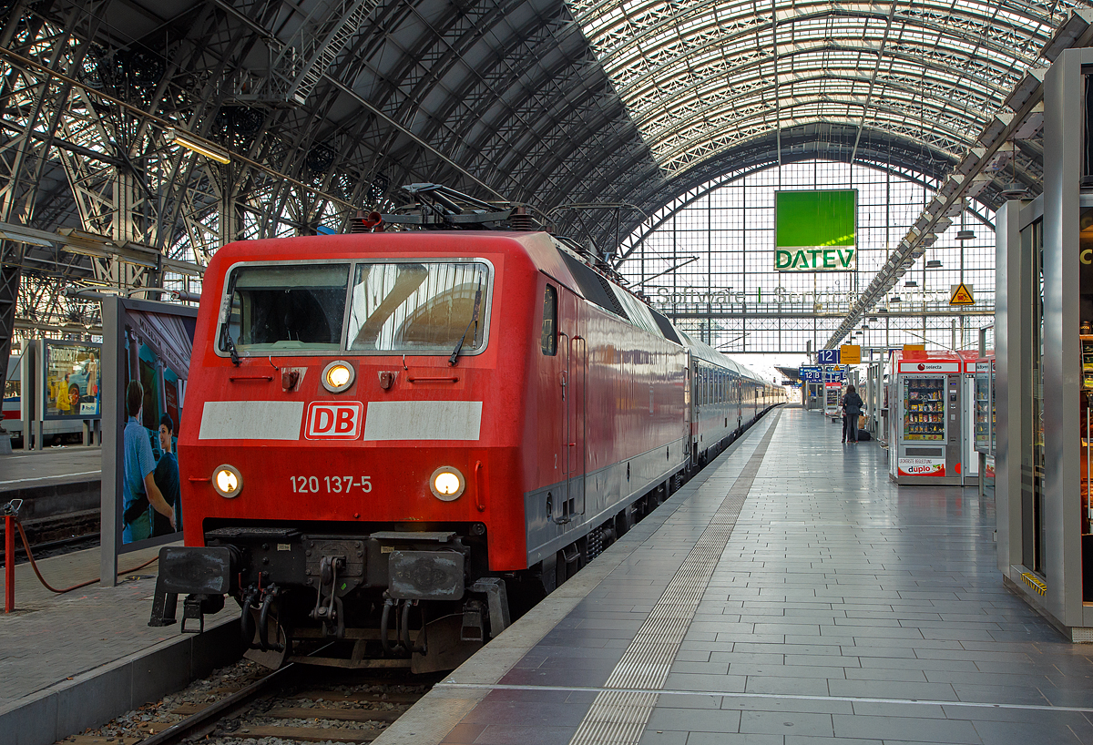 Auch schon historisch, da die Lok bereits abgestellt wurde....
Die 120 137-5 (91 80 6120 137-5 D-DB) der DB Fernverkehr AG fährt am 18.05.2018 mit einem IC in den Hauptbahnhof Frankfurt am Main ein.

Die Lok wurde 1988 von Thyssen-Henschel in Kassel unter der Fabriknummer 32893 gebaut, die elektrische Ausrüstung ist von BBC - Brown, Boveri & Cie. in Mannheim Siemens. Nur 10 Tage nach meinem Bild wurde die Lok, wie so viele 120er, abgestellt. Seit Februar 2020 befindet sie sich im SSM (Stillstandsmanagement) in Leipzig-Engelsdorf. Ob sie nochmal eingesetzt wird ist sehr ungewiss.