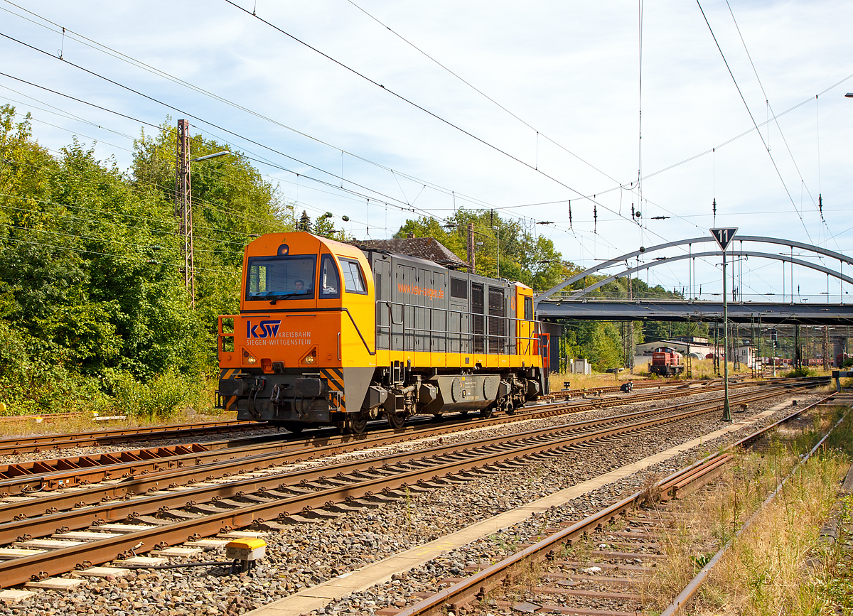 
Auch sonntags fährt die KSW...
Die Lok 43 (92 80 1273 018-2 D-KSW) der KSW (Kreisbahn Siegen-Wittgenstein), eine Vossloh MaK G 2000 BB, fährt am 12.08.2018 durch Kreuztal in Richtung Hagen. Vermutlich fährt sie nach Duisburg um dort wieder einen Coilzug abzuholen, den sie dann ins Hellertal bringt. 
