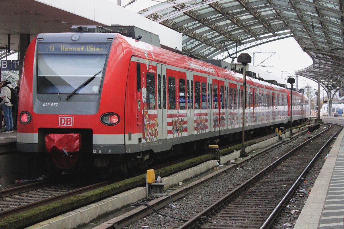 Auch wann der fassnacht vorbei ist, feiert 423 557 noch immer Karneval in Köln Hbf, 15 Februar 2024.