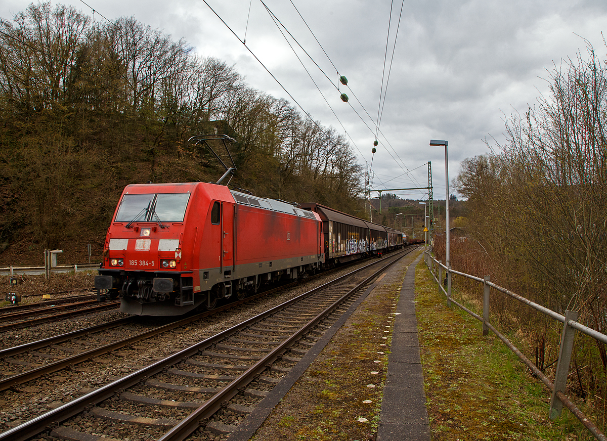 Auch wenn hier Signal Zg 2 – Schlusssignal gezeigt wird, so ist es nicht so...
Die zwei rechteckige reflektierende Schilder mit weißen Dreiecken seitlich und je einem roten Dreieck oben und unten, die sich mit ihren Spitzen in der Mitte des Schildes berühren, zeigen eigentlich den Zugschluss an.

Die 185 384-5 (91 80 6185 384-5 D-DB) der DB Cargo AG fährt am 06.04.2022 mit einem gemischten Güterzug durch Scheuerfeld (Sieg) in Richtung Siegen.

Die TRAXX F140 AC2 wurde 2009 von Bombardier in Kassel unter der Fabriknummer 34677 gebaut. 