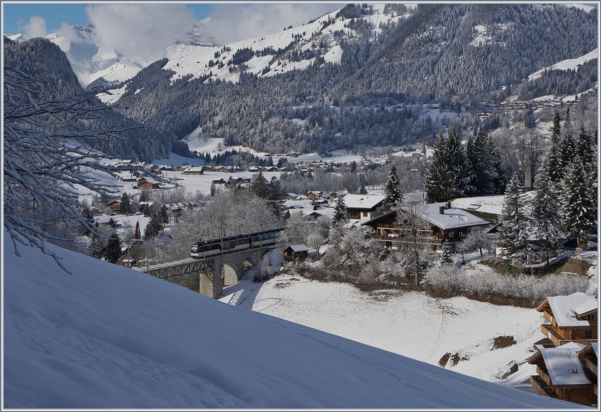 Auch wenn man den Zug etwas suchen muss, freue ich mich, endlich eine Fotostelle gefunden zu haben, welche es erlaubt, den Viadukt bei Gstaad fotografieren zu können, wobei - wie später gesehen - ein Weg noch näher an die Brücke führt.
2. Feb. 2018