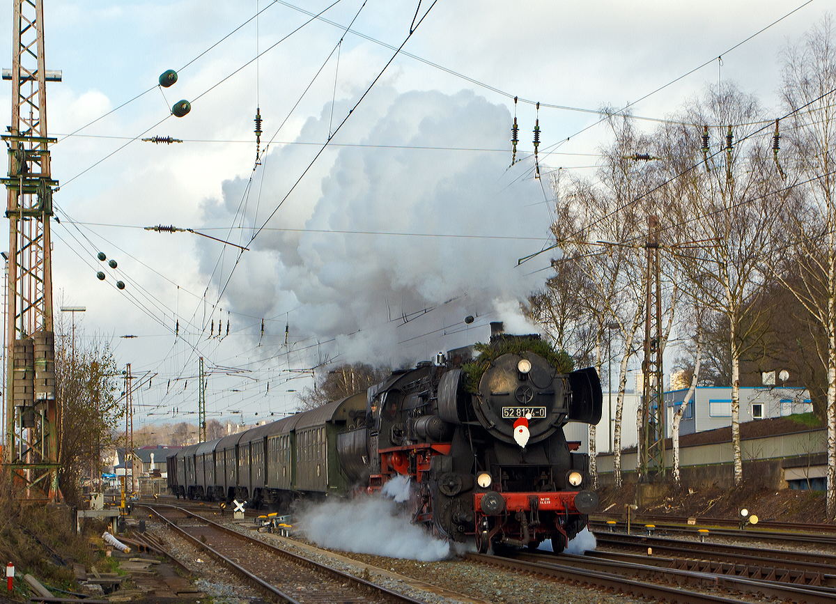 
Auch wenn Sankt Nikolaus am 06.12. war, so gab es noch am 07.12.2014 Nikolausfahrten der Eisenbahnfreunde Betzdorf (EFB) mit ihrer 52 8134-0 (ex DB 052 134-4, ex DR 52 8134-0) auf der Ruhr-Sieg-Strecke (KBS 440) von Siegen nach Altenhundem, hier fährt sie, Rauchkammer voraus, durch Kreuztal in Richtung Siegen.

Dies war zudem der Saisonabschluss 2014 der Eisenbahnfreunde Betzdorf. Dank an die Eisenbahnfreunde für die tolle Fahrten und die damit verbundene Arbeit.  Auch für die nächste Saison wünsche ich der EFB allseits gute Fahrt.

Übrigens, dies war eine der wenigen wahren DB 052, bedingt durch die Wiedervereinigung wurden Loks der DR BR 52.80 zu DB 052ern.