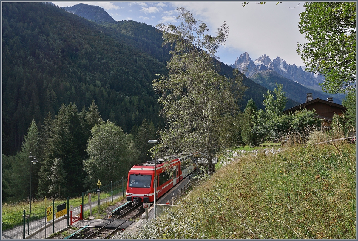 Auch der Zug der Gegenrichtung, der SNCF Z 850 52 ((94 87 0001 852-6 F-SNCF), welcher als TER 18905 auf dem Weg nach Vallorcine ist, fährt in La Joux ohne Halt durch. 

25. August 2020