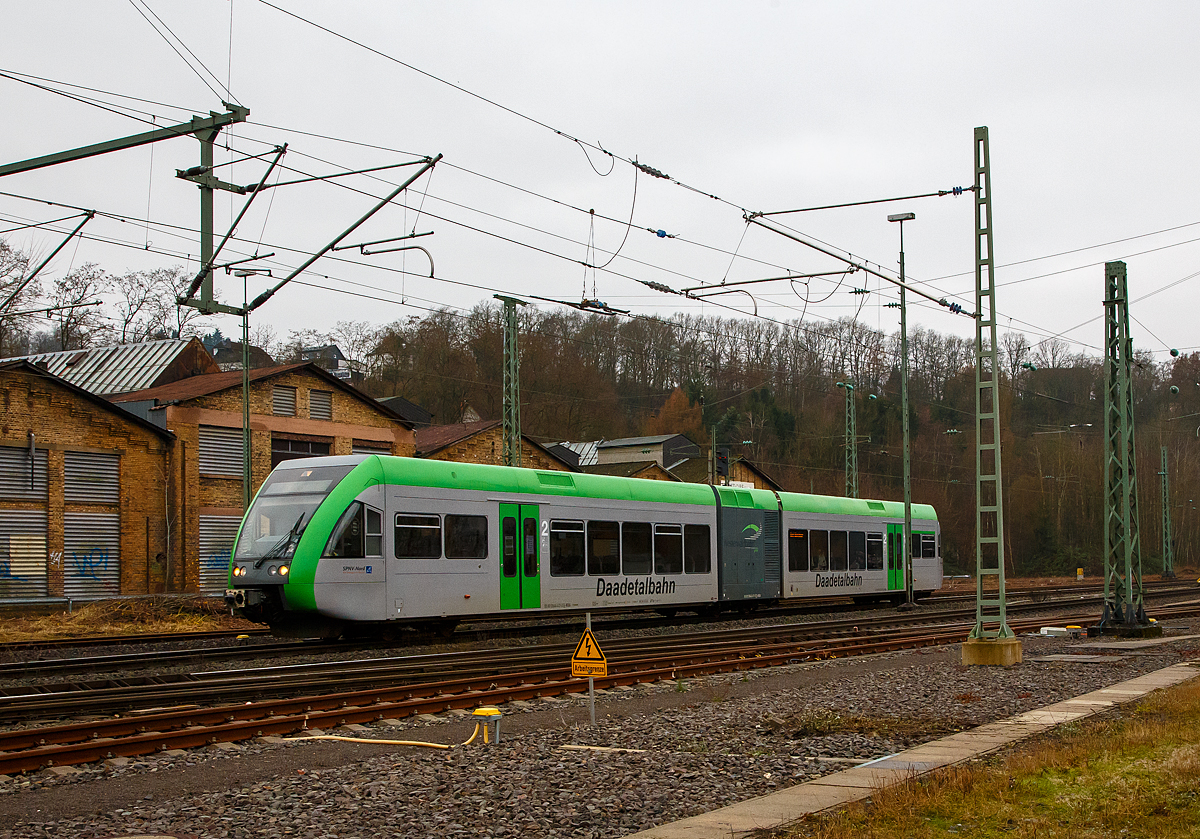 Auf Betriebsfahrt.....
Der  Daadetalbahn  Stadler GTW 2/6 (95 80 0946 417-2 D-WEBA / 95 80 0646 417-5 D-WEBA / 95 80 0946 917-1 D-WEBA) der Westerwaldbahn GmbH (WEBA), ex VT 117 der Hellertalbahn, kommt am 14.12.2021 vom Betriebshof der WEBA aus Steinebach-Bindweide im Bahnhof Betzdorf/Sieg an.

Dieser Triebwagen wurde 1999 bei DWA, Bautzen (Deutsche Waggonbau AG, heute Bombardier Transportation) unter der Fabriknummer 525/002 gebaut. Der elektrische Teil und die Fahrwerke sind von Adtranz (Schweiz). Nach der Auflösung der Hellertalbahn GmbH ging er (wie der VT 118) an die Westerwaldbahn GmbH.