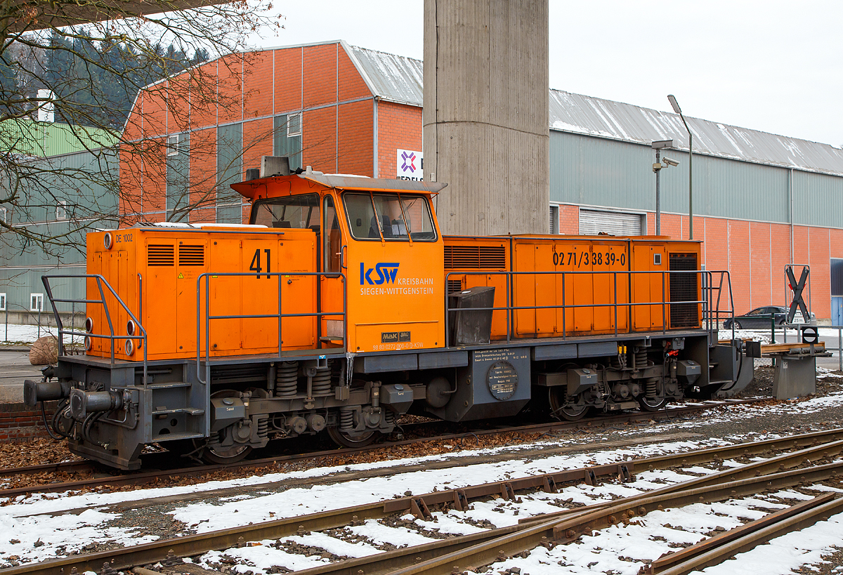 
Auf dem Abstellgleis, die Frist der zweite Verl�ngerung (26.01.2017) ist nun abgelaufen....
Die Lok 41 der Kreisbahn Siegen-Wittgenstein (KSW) bzw. 272 008-0 (98 80 0272 008-0 D-KSW), eine MaK DE 1002 ist am 28.01.2017 in Siegen-Eintracht abgestellt, hier ist die Zentrale der Kreisbahn Siegen-Wittgenstein.

Die DE 1002 wurde 1988 bei MaK unter der Fabriknummer 1000832 gebaut und an die HEG - Hersfelder Eisenbahn GmbH als 832 geliefert. Nach Einstellung des Bahnbetriebes der HEG ging sie konzernintern an die HLB - Hessische Landesbahn GmbH Lok 832 und 1996 wurde sie an die fr�here Siegener Kreisbahn GmbH als Lok 41 verkauft, die heute als Kreisbahn Siegen-Wittgenstein firmiert.

Gegen�ber den 16 Loks dieses Typs der HGK hat diese Lok einen MTU 12V396TC13 Motor mit 1.120 kW (1.523 PS) Leistung. Die Leistungs�bertragung erfolgt einen Generator auf 4 elektrische BBC Drehstrom-Fahrmotoren. Generator und die Fahrmotoren sind von BBC (heute ABB).

Technische Daten :
Spurweite: 1.435 mm
Achsfolge: Bo´Bo´
L�nge �ber Puffer: 13.000 mm
Drehzapfenabstand: 6.700 mm
Achsabstand im Drehgestell:  2.100
gr��te Breite: 3.100 mm 
gr��te H�he �ber SOK:  4.220 mm 
Raddurchmesser neu:  1.000 mm 
kleinster befahrbarer Gleisbogen: 60 m
Dienstgewicht: 90 t
Motor: V-12-Zylinder-MTU-Dieselmotor vom Typ 12V396TC13
Motorleistung:  1.120 kW (1.523 PS)
Motornenndrehzahl:  1800 U/min
Kraftstoffvorrat: 2.900 l
H�chstgeschwindigkeit 75 km/h