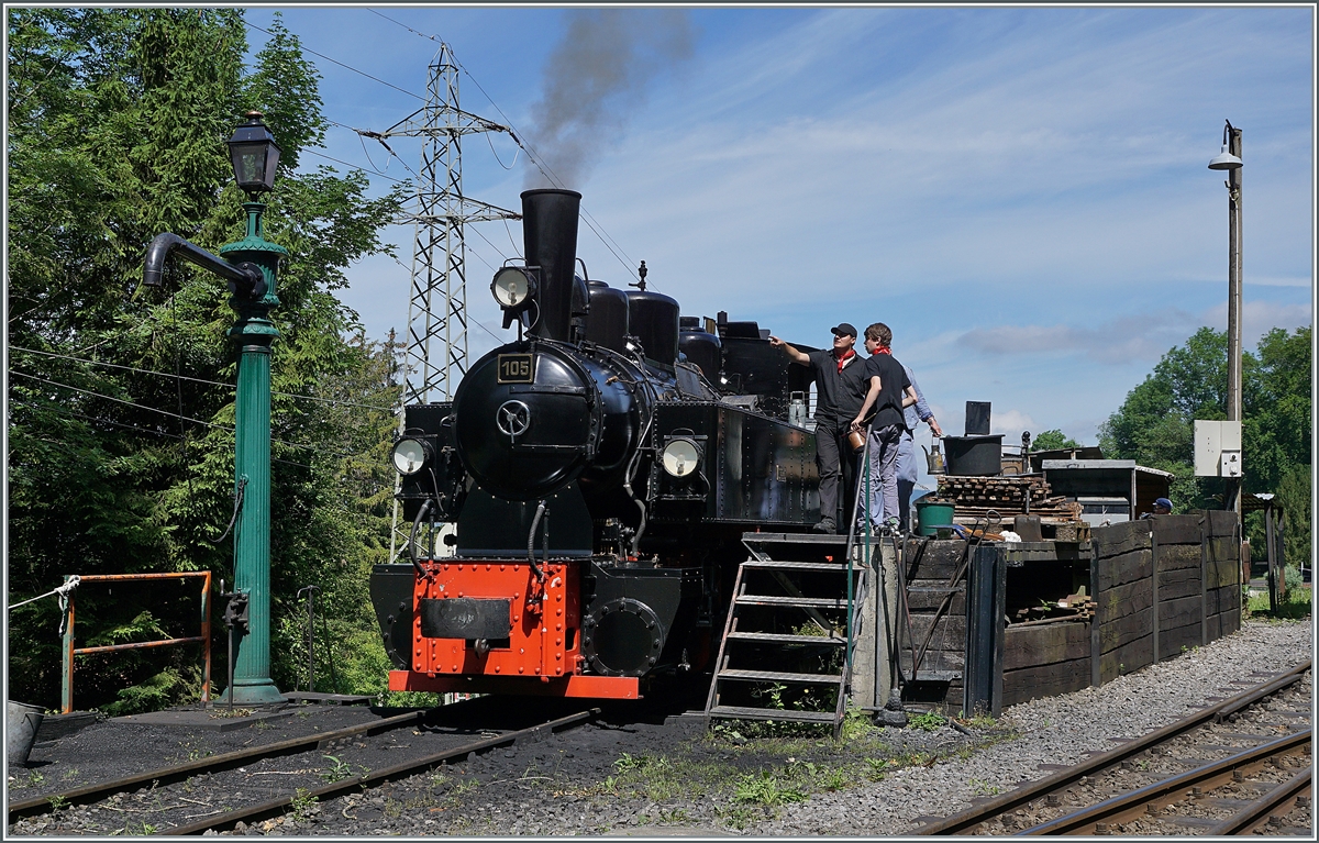 Auf dem Rückweg schaute ich dann doch noch kurz im Museum der Balony Chamby Bahn vorbei und wo ich erfreut fest zu stellen, dass man bei der Blonay-Chamby Bahn die junge Generation schult, damit auch sie in Zukunft noch  Dampflok  versteht. 
Die G 2x 2/2 105 wird in Chaulin für die Dampffahrten am Nachmittag vorbereitet. 

26. Juni 2021