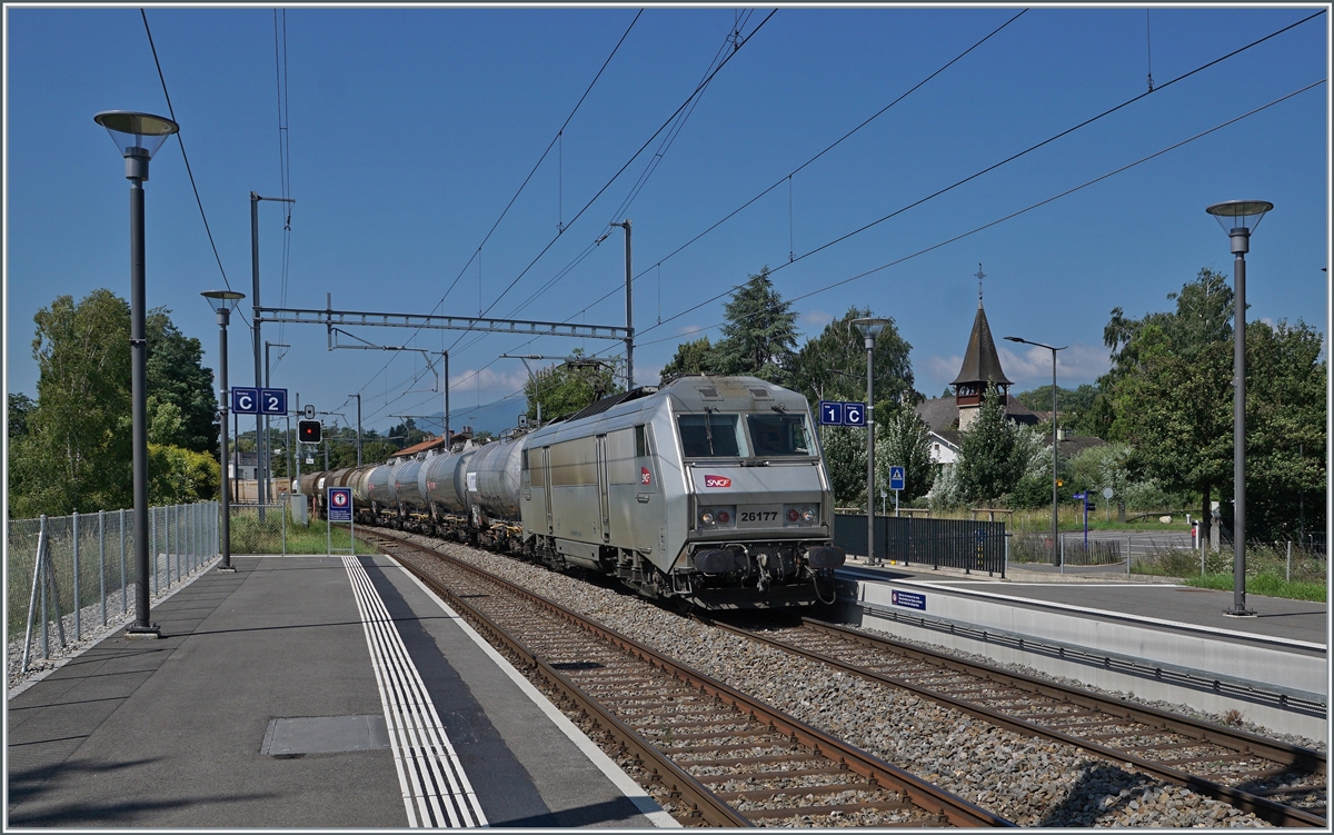 Auf den ersten Blick eine typisch, zeitgemässe SBB Station, nur der Zug scheint nicht zu passen... Die SNCF BB 26177 (Sybic) fährt mit einem gemischten Güterzug auf dem Weg nach Genève La Praille durch den Bahnhof von Satigny, auf der Strecke (Bellegarde Ain) - La Plaine - Genève, die abweichend vom übrigen SBB Netz mit 25 000 Volt 50 Hertz Wechselstrom elektrifiziert ist.

19. Juli 2021 
