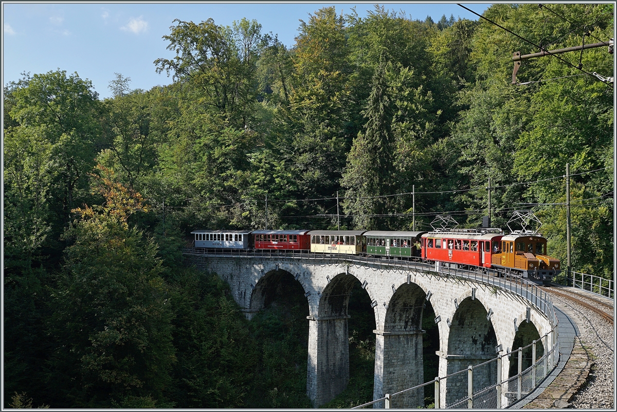 Auf Grund von Karl Bild vom Bernina Jubiläum  (ID 774117) möchte ich hier eine ähnliche Version zeigen, die aber vierzig Jahre später und etliche Kilometer westlicher aufgenommen wurde: 50 Jahre Blonay Chamby - MEGA BERNINA FESTIVAL: Die RhB Ge 2/2  Asnin  (Eselchen) im Vorspanndienst auf der Bergfahrt von Blonay nach Chamby auf der Baye de Clarens Viadukt.

15. Sept. 2018