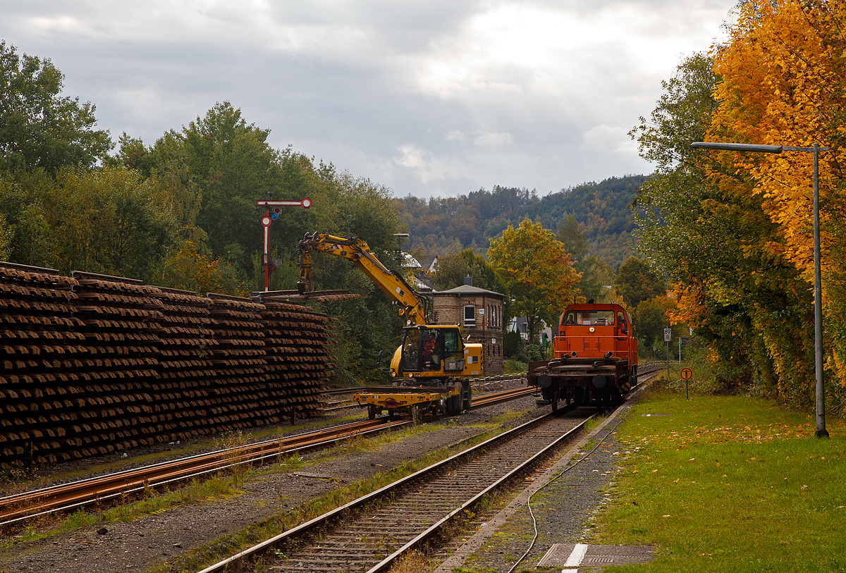 
Auf den letzten vorhandenen Metern Gleis der Strecke zwischen Bahnhof Herdorf und Neunkirchen tätigt die KSW 45 (98 80 0276 016-9 D-KSW) eine MaK G 1204 BB der Kreisbahn Siegen-Wittgenstein mit einem 2-achsiger Flachwagen der Gattung Ks 446 am 11.10.2020 in Herdorf den Pendelverkehr.
Hier hat sie gerade mit den Altgleisstücken beladenen Flachwagen den Bahnhof Herdorf erreicht. Nun entlädt der Liebherr Zweiwegebagger A 922 Rail Litronic, Kleinwagen Nr. D-HGUI 99 80 9903 415-4, (interne Nr. 54) der Hering Bau GmbH & Co. KG (57299 Burbach) den Ks-Wagen und stapelt die Gleisstücke am Gleis 3 auf. 