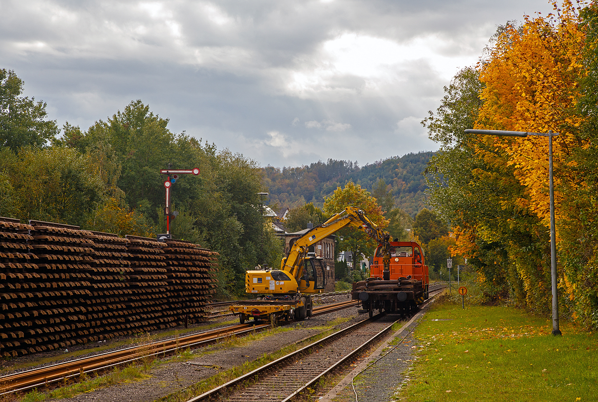 
Auf den letzten vorhandenen Metern Gleis der Strecke zwischen Bahnhof Herdorf und Neunkirchen tätigt die KSW 45 (98 80 0276 016-9 D-KSW) eine MaK G 1204 BB der Kreisbahn Siegen-Wittgenstein mit einem 2-achsiger Flachwagen der Gattung Ks 446 am 11.10.2020 in Herdorf den Pendelverkehr.
Hier hat sie gerade mit den Altgleisstücken beladenen Flachwagen den Bahnhof Herdorf erreicht. Nun entlädt der Liebherr Zweiwegebagger A 922 Rail Litronic, Kleinwagen Nr. D-HGUI 99 80 9903 415-4, (interne Nr. 54) der Hering Bau GmbH & Co. KG (57299 Burbach) den Ks-Wagen und stapelt die Gleisstücke am Gleis 3 auf. 