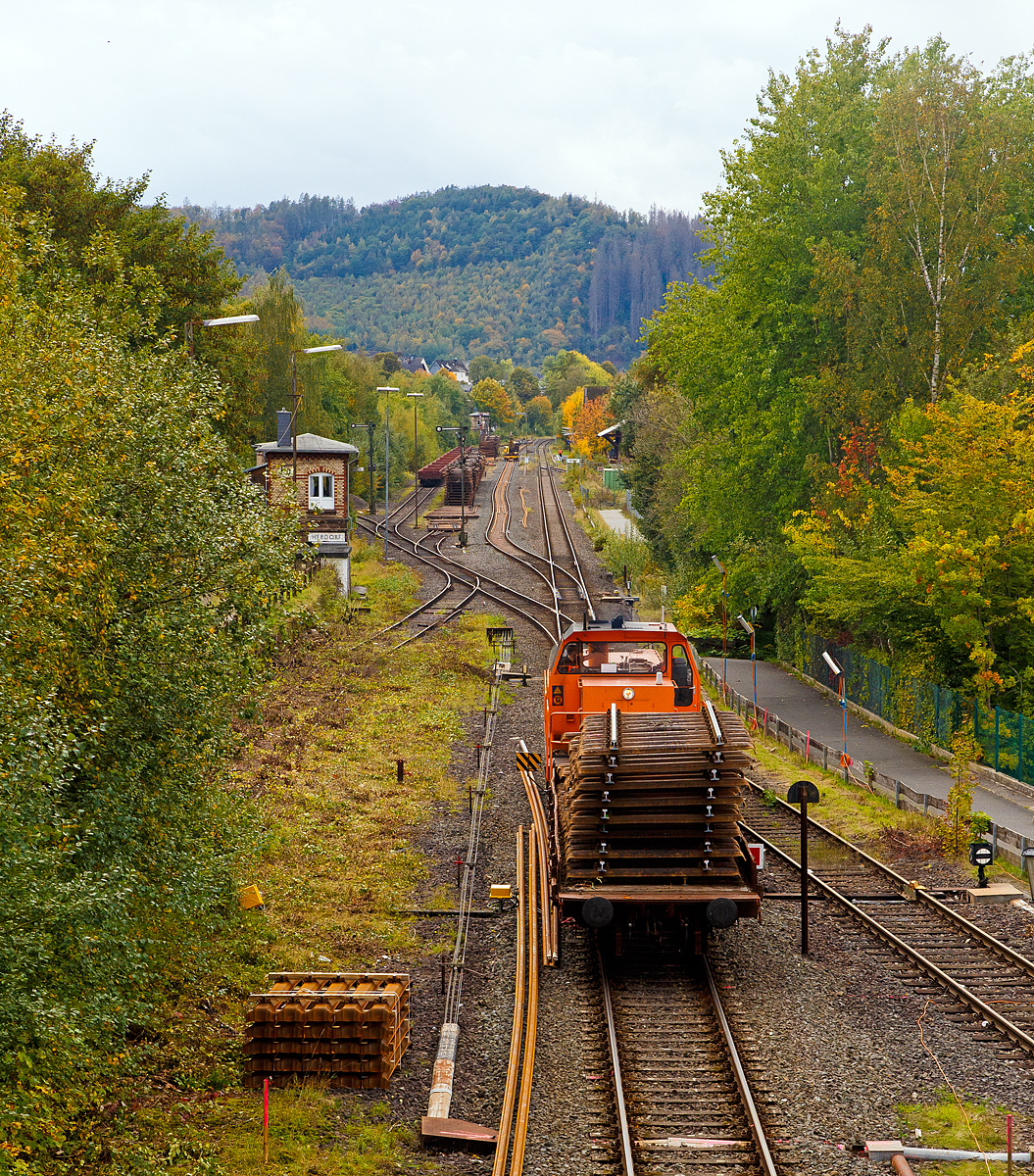 
Auf den letzten vorhandenen Metern Gleis der Strecke zwischen Bahnhof Herdorf und Neunkirchen tätigt die KSW 45 (98 80 0276 016-9 D-KSW) eine MaK G 1204 BB der Kreisbahn Siegen-Wittgenstein mit einem 2-achsiger Flachwagen der Gattung Ks 446 am 11.10.2020 in Herdorf den Pendelverkehr.
Hier fährt sie gerade die alten Gleisstücke zum Bahnhof ab.