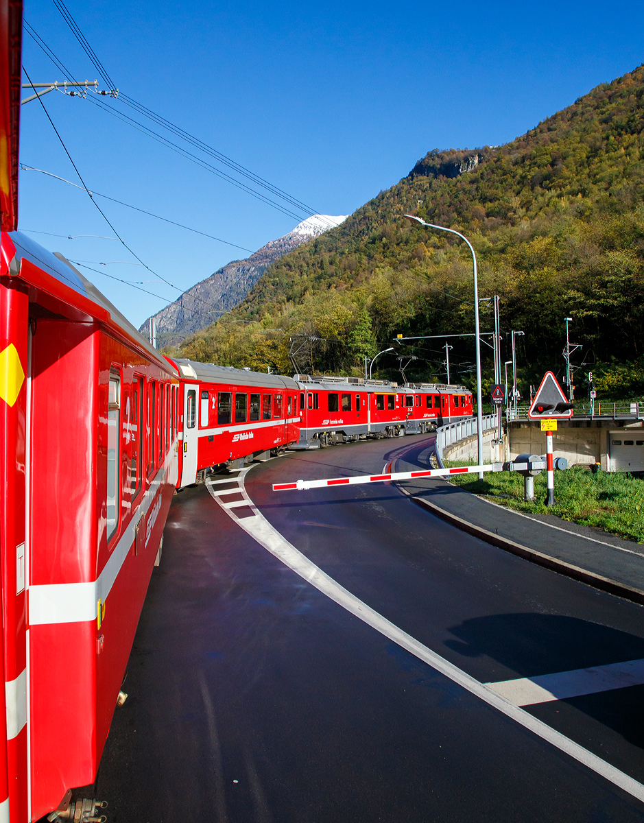 
Auf der Rückfahrt, bei und bestem Kaiserwetter....
Geführt von den beiden RhB ABe 4/4 III Triebwagen, Nr. 53  Tirano  und Nr. 54  Hakone , fährt unser RhB Regionalzug, von Tirano nach St. Moritz, am 04.11.2019 vom Grenzbahnhof Campocologno weiter in Richtung Brusio. Die Brücke über den Poschiavino nutzen hier der Autoverkehr und die Berninabahn gemeinsam.
