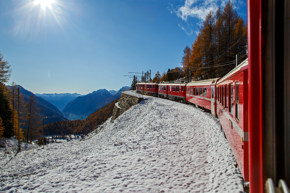 
Auf der Rückfahrt, bei bestem Kaiserwetter....
Geführt von den beiden RhB ABe 4/4 III Triebwagen Nr. 53  Tirano  und Nr. 54  Hakone  erreicht am 04.11.2019 unser RhB Regionalzug, von Tirano nach St. Moritz, bald Alp Grüm.

Unten im Tal (Puschlav) sieht man den Lago di Poschiavo (dt. Puschlaversee).

