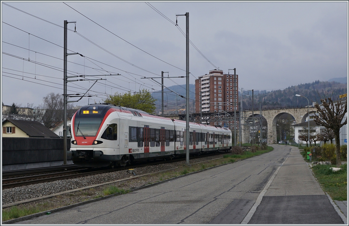 Auf der Strecke Biel/Bienne - Olten ist der SBB RABe 523 047 unterwegs und unterquert kurz vor der Ankunft in Grenchen Süd den im Hintergrund zu sehenden BLS Mösli Viadukt. 

18. April 2021