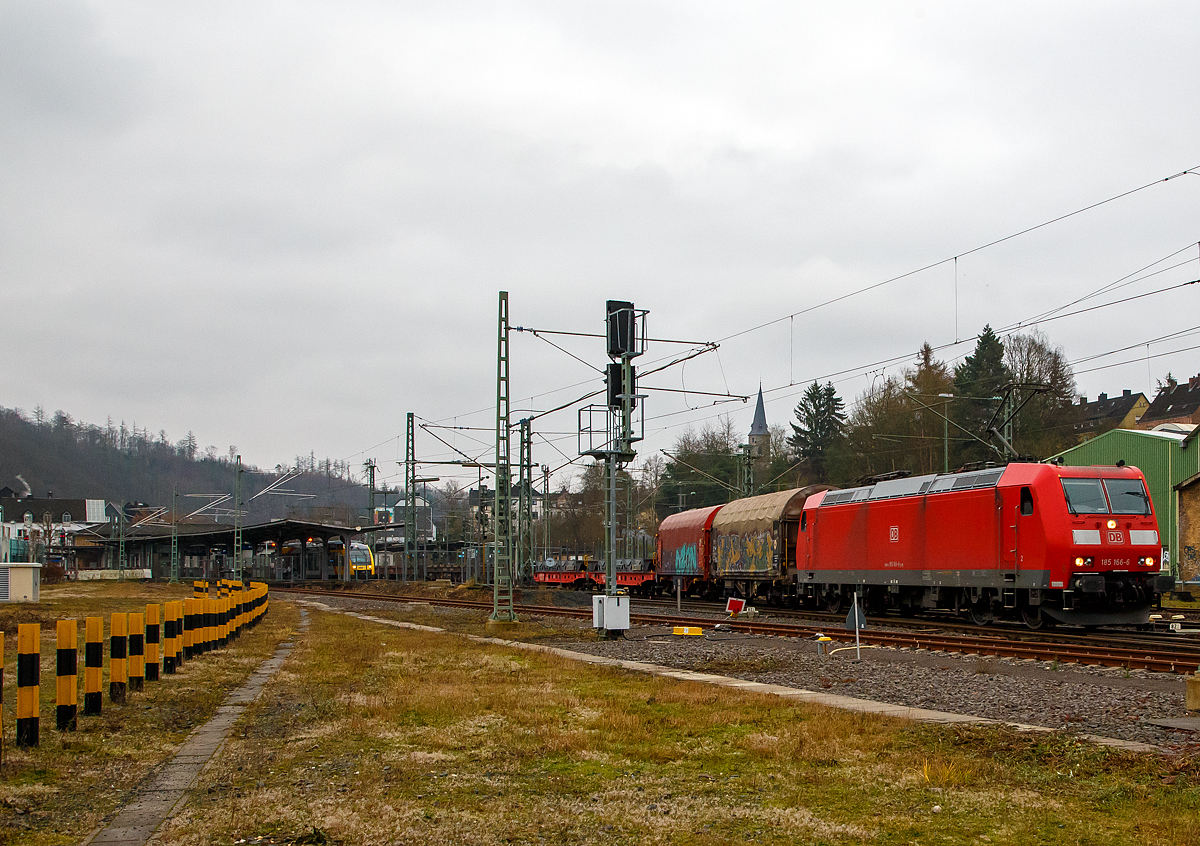 Auf Überholfahrt.....
Die 185 166-6 (91 80 6185 166-6 D-DB) der DB Cargo Deutschland AG fährt am 14.12.2021 mit einem sehr langen leere Coilzug durch Betzdorf/Sieg in Richtung Köln. Interessant ist die Tatsache das im Bahnhof (Gleis 106) auf diesem Richtungsgleis bereits der HLB VT 203 (LINT 27) zur Abfahrt bereit steht, so musste die 185 166 mit dem Güterzug den Dieseltriebwagen links auf Gleis 105 überholen und fuhr dann gleich wieder auf dem richtigen Richtungsgleis. Mit Fahrplanwechsel zum Dezember 2021 gibt es hier Durcheinander.

Die TRAXX F140 AC1 wurde 2004 bei Bombardier in Kassel unter der Fabriknummer 33642 gebaut. 