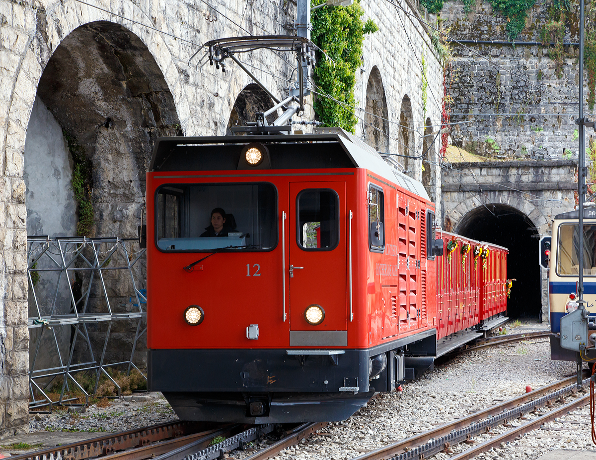 
Auf unserer kleinen Reise durch die Schweiz und Norditalien, reichte es auf der Rückfahrt noch für einen Stopp in Montreux. Eigentlich weniger für dieses Bahnbild, sondern mehr um einen lieben Freund zu treffen.....
Anlässlich der 125 Jahre Glion Rochers de Naye, die moderne Hem 2/2 N° 12 am 16.09.2017 mit den  Belle Epoque Zug  gerade wieder in Montreux an.

Die Transports Montreux-Vevey-Riviera bestellte 2012 bei Stadler Bussnang zwei dieser speziellen  elektrischen Zahnradlokmotiven mit Hilfsdieselmotor (Zweikraft-Zahnradlokomotive). Diese Fahrzeuge werden für Bauzüge und, zusammen mit einer Schneeschleuder, für die  Schneeräumung  eingesetzt.  Im Sommer bei schönem Wetter befördern sie zudem die offenen Belle-Epoque-Wagen auf den Rochers-de-Naye hoch über dem Lavaux. Passend dazu wurde auf die Gestaltung der Lok mit einem schlichten, einfachen Design besondere Rücksicht genommen.
Durch die feuchte Luft vom Lac Léman bildet sich im Winter an der Fahrleitung partiell Eis. Um diese Abschnitte trotzdem befahren zu können, wurde eine moderne Hilfsdieselgruppe eingebaut. Für die Beförderung von schweren Bauzügen und für Sondertransporte können beide Lokomotiven in Vielfachsteuerung eingesetzt werden. Zur Erhöhung der betrieblichen Flexibilität ist eine Funkfernsteuerung vorhanden.

Technische Merkmale :
Drehstrom-Asynchron-Antriebstechnik mit ABB-Stromrichter - stufenlos regulierbar mitsehr guten Langsamfahreigenschaften
Hilfsdieselmotor Deutz für das Befahren von Streckenabschnitten mit schlechtem Fahrleitungskontakt
Rekuperation der Bremsenergie, Widerstände für die Nottalfahrt bei Ausfall der Fahrleitung
Beidseitig massiver Schneeräumer
Platz für bis zu 10 Personen in der Lok (Bauzüge, Evakuationen)
Ungebremste Last: es können bis zu 3 t bei gleichbleibender und 8 t bei reduzierter Geschwindigkeit mitgeführt werden
Direkte 850VDC-Leitung zur Schneefräse

TECHNISCHE DATEN:
Typ: Hem 2/2 Nr. 11 & 12
Fahrleitungsspannung: 850 VDC
Spurweite: 800 mm
Lieferjahr: 2013
Achsabstand: 3:750 mm
Raddurchmesser neu / alt: 647 / 634 mm
Triebzahnraddurchmesser: 573 mm
Länge über Kasten / Kupplung: 7.050 mm / 8.295 mm
Breite über Kasten: 2.500 mm
Höhe: 3.630 mm
Dienstgewicht: 17.350 kg
max. Leistung am Rad:  600 kW
max. Leistung im Bremsbetrieb:  600 kW
max. Leistung im Dieselbetrieb: ca. 200 kW
Max. Anfahrzugkraft am Rad: 100 kN
Vorstelllast: 18 t
Vorstelllast  ungebremst: max. 3 t bei 15/21 km/h bzw. 8 t bei 8/15 km/h
Max. Geschwindigkeit: 25 km/h
Max. Geschwindigkeit bei 130 ‰ : 21 km/h (talwärts)
Max. Geschwindigkeit bei 220 ‰ : 15 km/h (talwärts)
Hilfsbetriebe: Batterieladung 24VDC, 8kW

