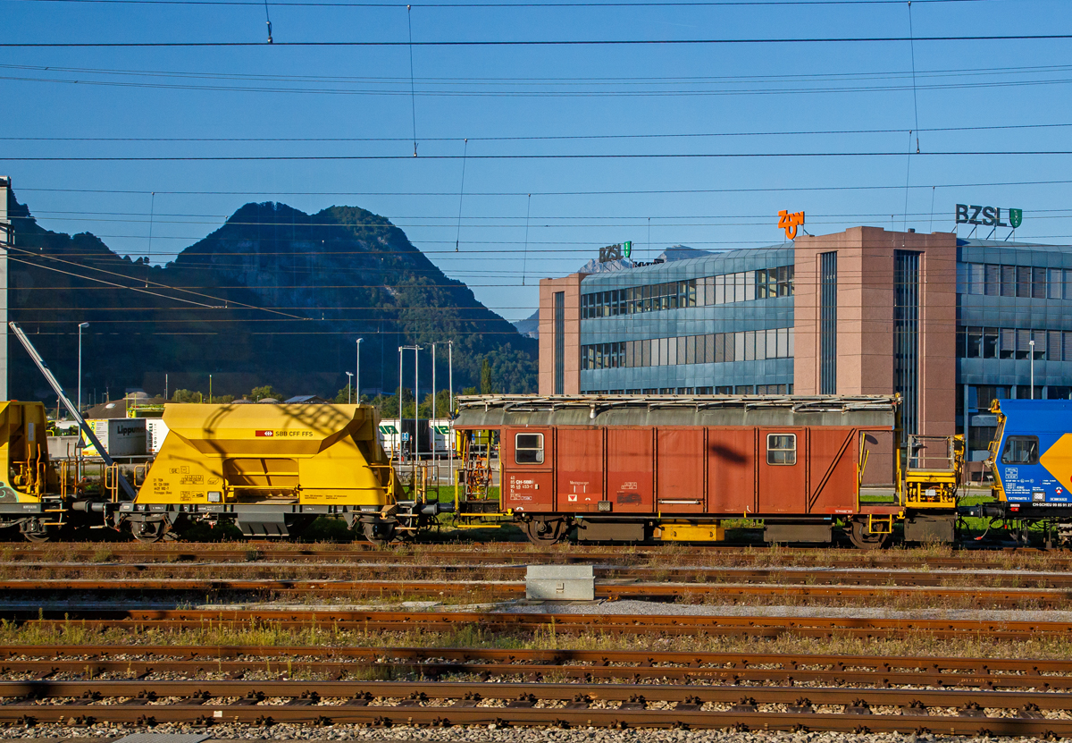 Aufgenommen aus dem Zug heraus, abgestellt am 05.09.2021 in Sargans, von links nach rechts:

Der Neuschotterwagen der Gattung Fccnpps (Xns 21 85 6439 002-7 CH-SBBI der SBB Infrastruktur.

Technische Daten:
Spurweite: 1.435 mm
Anzahl der Achsen: 2
Länge über Puffer: 10.000 mm
Achsabstand: 6.700 mm
Eigengewicht: 13.100 kg
Max. Ladegewicht: 31,9 t (ab Streckenklasse D)
Ladevolumen: 22,0 m³
Höchstgeschwindigkeit: 100 km/h beladen (120 km/h leer)
Bremse: DK-GP-A
Bremssohle: Jurid 810
Kleister bef. Gleisbogen: R 75 m
Intern. Verwendungsfähigkeit: TEN-GE

Der Montagewagen für Oberleitung Xs 40 85 95 48 453-1 CH-SBBI, der SBB Infrastruktur.

TECHNISCHE DATEN:
Spurweite: 1.435 mm
Anzahl der Achsen: 2
Länge über Puffer: 15.020 mm
Achsabstand: 9.000 mm
Eigengewicht: 23.100 kg
Max. Zuladung: 2 t
Höchstgeschwindigkeit: 100 km/h (geschleppt)
Bremse: O-GP