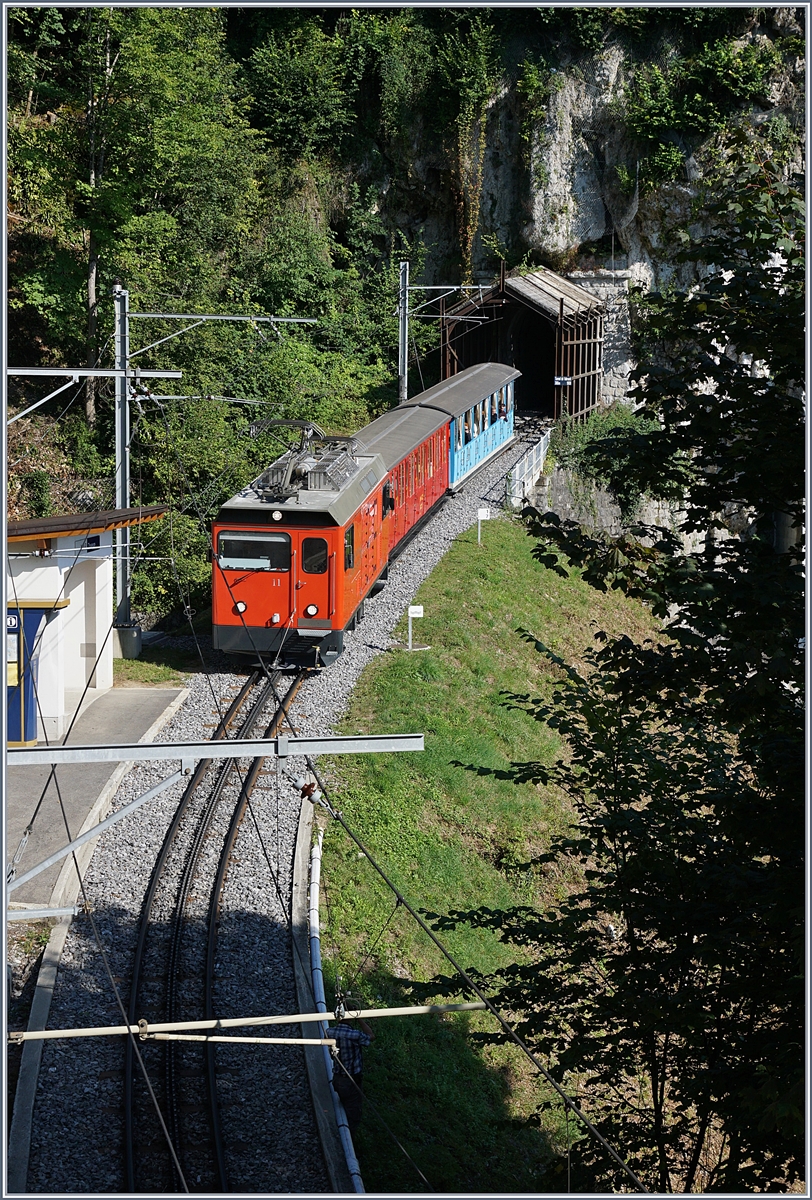 Aus Anlass des Jubiläums 125 Jahre Rocheres de Naye Bahn bietet die Zahnradbahn z.Z. täglich zwei Zugspaare unter dem Titel  La Belle Epoque fait son retour  an. 
Dieses Bild zeigt die Hem 2/2 11 mit dem talwärts fahrenden Zug (Rochers de Naye ab 16.11, Montreux an 17.10) bestehend aus den zwischen 1892 und 1909 gebauten Original-Wagen M-GL BC2 und BC 16 bei der Haltestelle Toveyre.
13. August 2017