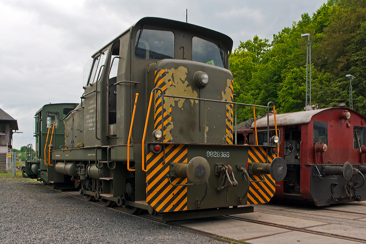 
Aus dieser Ansicht sieht sie sehr wuchtig aus...

Die Krauss-Maffei 18334 eine Krauss-Maffei ML 440 C Diesellokomotive ehemals der Bundeswehr, am 18.05.2014 ausgestellt beim Erlebnisbahnhof Westerwald der Westerwälder Eisenbahnfreunde 44 508 e. V. hier war Museumstag. Die Lok ist Eigentum der Wehrtechnischen Studiensammlung (WTS) in Koblenz und eine Leihgabe an die Eisenbahnfreunde. In der Lokstation Westerburg findet man eine einzigartige Spezialsammlung von Schienenfahrzeugen der Bundeswehr.

Nachdem die Lok 2004 ausgemustert wurde, konnte die Wehrtechnische Studiensammlung (WTS) Koblenz dazu bewegt werden, sich für die Erhaltung dieses Zeitzeugen der ersten Stunden des Eisenbahnwesens der Bundeswehr einzusetzen. Mit den WEF 44 508 e.V. wurden Partner gefunden, die eine Unterbringung der ersten Lok der Spezialsammlung  Bundeswehr-Eisenbahn  im Erlebnisbahnhof Westerwald sicherstellen konnten.
Die Maschine ist betriebsfähig und verläßt an besonderen Tagen den Schuppen mit eigener Kraft.