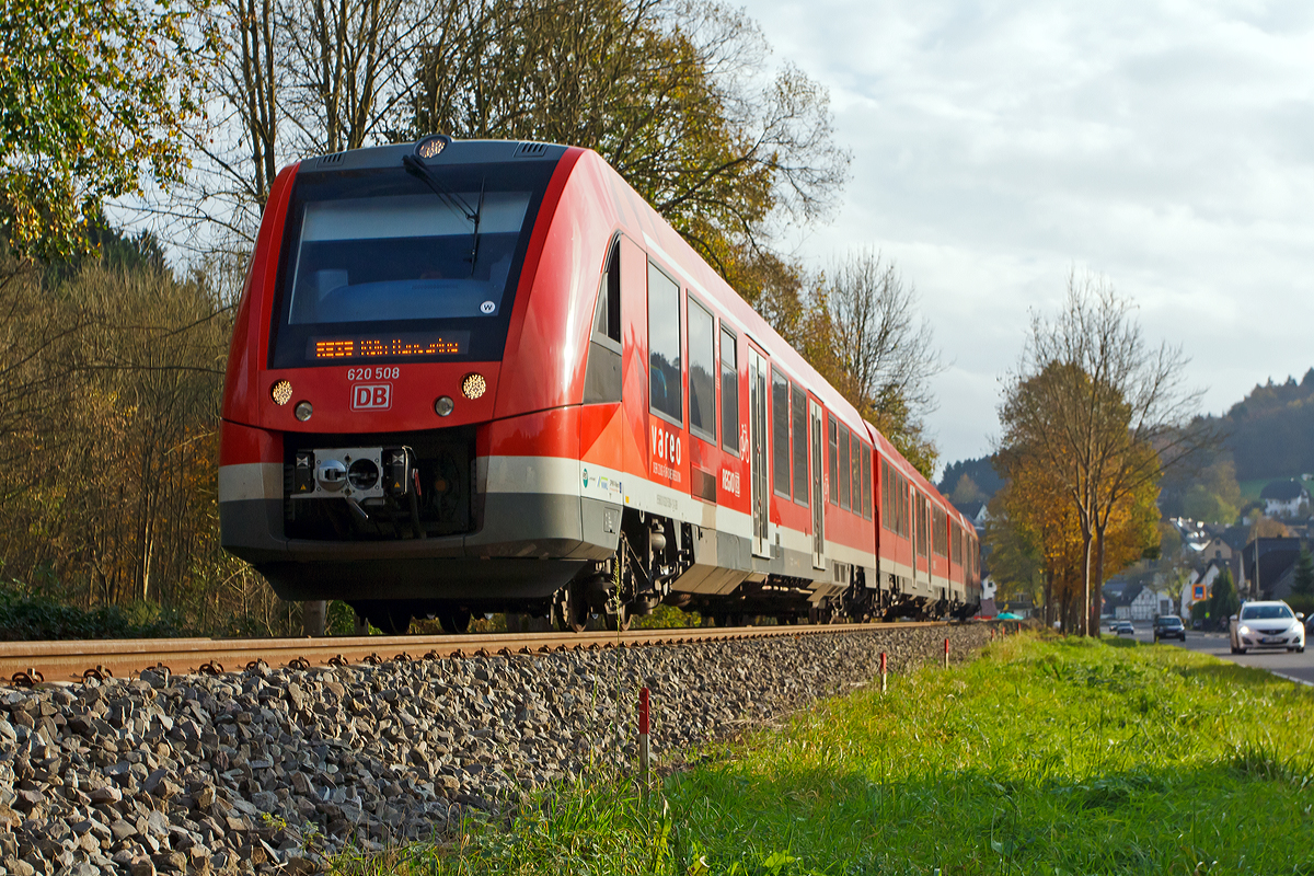 
Aus einer etwas anderen Perspektive.....
Der dreiteilige Dieseltriebzug ALSTOM Coradia LINT 81 - 620 508 / 621 008 / 620 008 der DB Regio (VAREO) fährt am 02.11.2014 als RB 25  Oberbergische Bahn  (Meinerzhagen - Köln Hansaring)nach durch Ründeroth. 