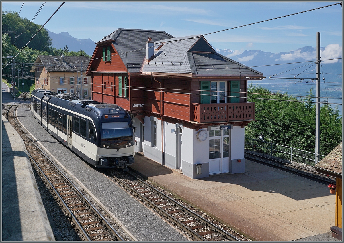 Aus der Gegenrichtung kam kurz darauf der passende ABeh 2/6 7503  Blonay-Chamby  angerollt. Leider verdeckt der hübsche Bahnhof die Dents de Midi im Hintergrund. 

26. Juni 2021