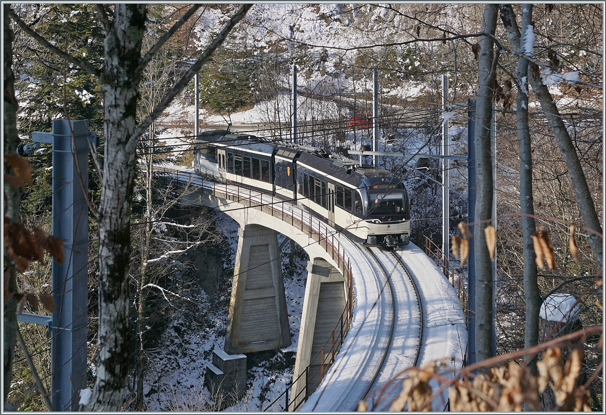 Aus gutem Grund nutze ich die östliche Seite zum Fotografieren der 93 Meter langen Pont Gardiol sehr selten: der Zugang ist etwas beschwerlich und selbst im Winter reicht die Vegetation von allen Seiten ins Bild rein. 
Trotzdem habe ich es nach langem wieder einmal versucht: Im reichlich verzierten Bild ist der CEV MVR  ABeh 2/6 7501 als MOB Regionalzug R 23l4 von Montreux nach Les Avants unterwegs.

10. Januar 2021