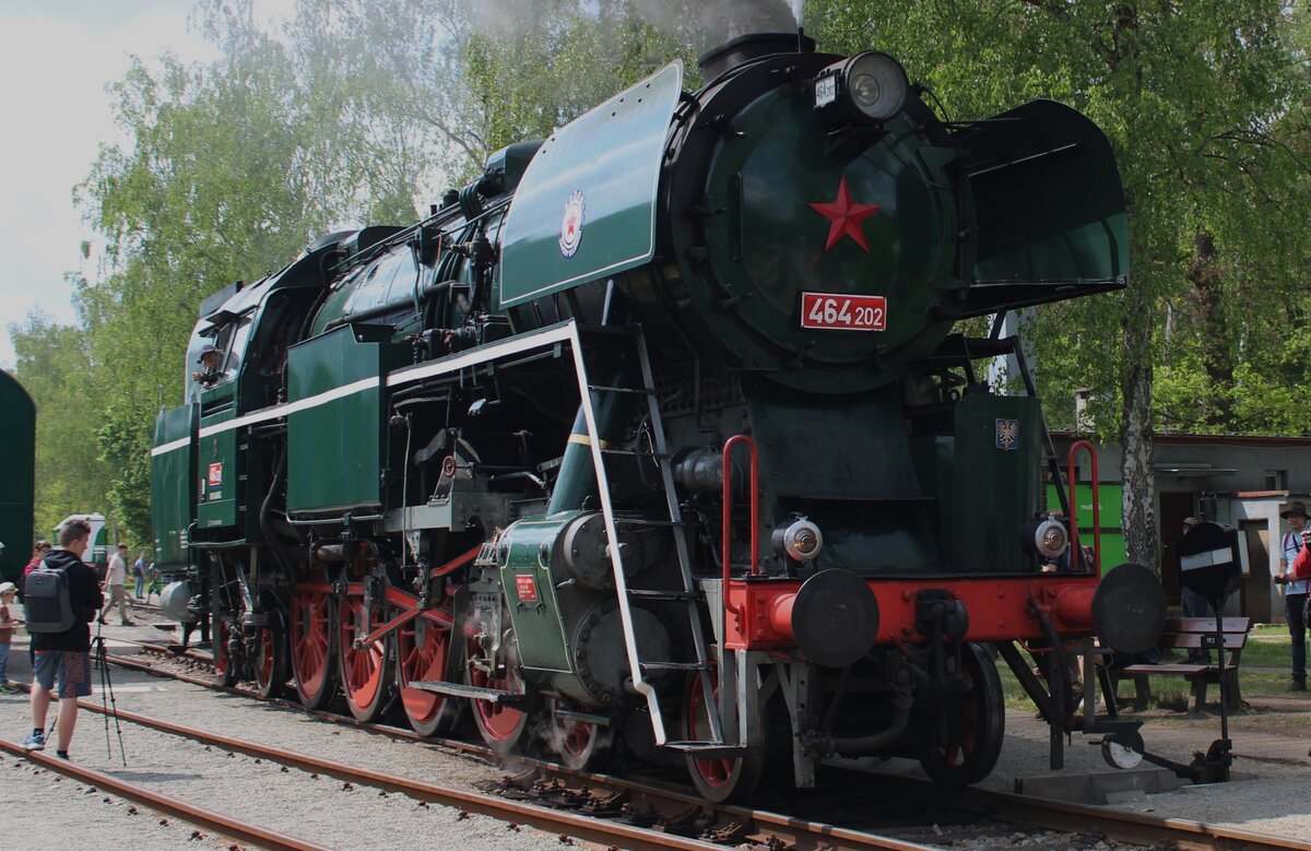 Aus Olomouc kam am 11 Mai 2024 der 464.202 ins Eisenbahnmuseum in Luzna u Rakovnika. Nach neue Kohle bekommen zu haben, bereitet die Laubfroasch sich f�r die Parade am Drehscheibe vor und lasst sich gerne fotografieren.