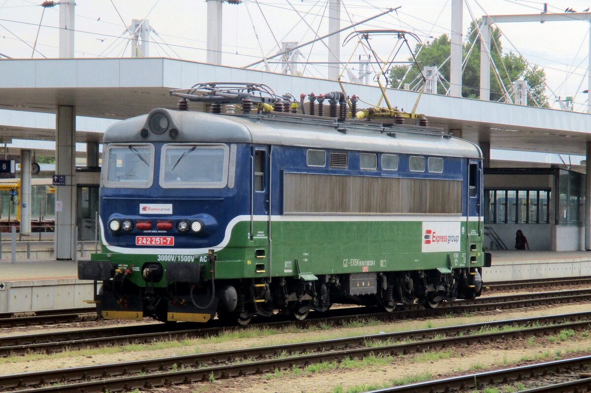 Aus Slowakei ins Ungarn: Express Group 242 251 durchfahrt am 11 September 2018 Kelenf�ld.