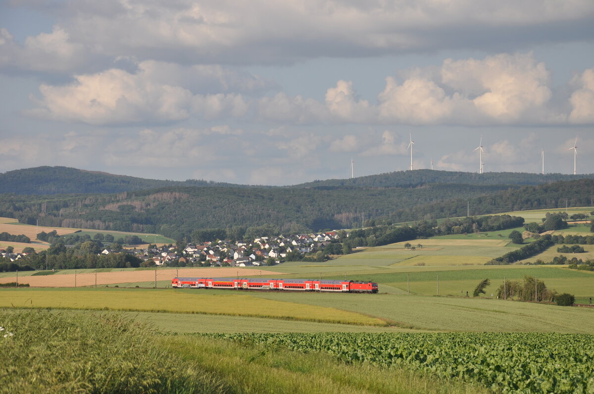 Aus und vorbei ist es für die Baureihe 143 auf der Main-Lahn-Bahn, viele tolle Kindheitserinnerungen und unvergessliche Reisen nach über 20 Jahren Einsatz auf dieser Linie bleiben.
Am Abend des 22. Juni 2020 ist es 143 346, welche sich hier mit ihren 5 Doppelstockwagen in den Felden von Würges präsentiert. 