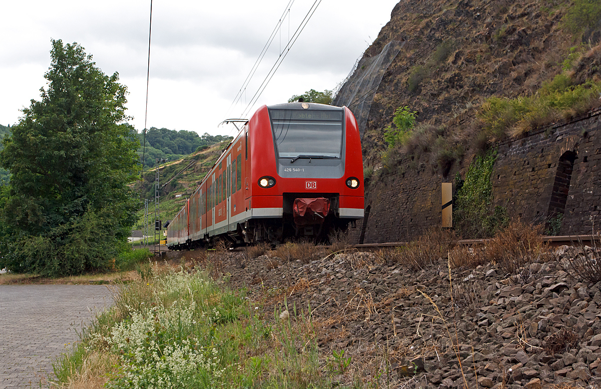 
 Babyquietschie  und  Quietschie  zu einem Zug gekuppelt....426 540-1 / 426 040-2 und 425 136-9 / 425 636-8 der DB Regio AG fahren als RE 1  Mosel-Saar-Express  (Saarbrücken - Trier - Koblenz) am 20.06.2014 bei Kobern-Gondorf auf der Moselstrecke (KBS 690) in Richtung Koblenz.  Der ET 426 wurde 2001 Deutsche Waggonbau AG (DWA) in Ammendorf gebaut, der ET 425 wurde 2002 von Siemens in Uerdingen gebaut.