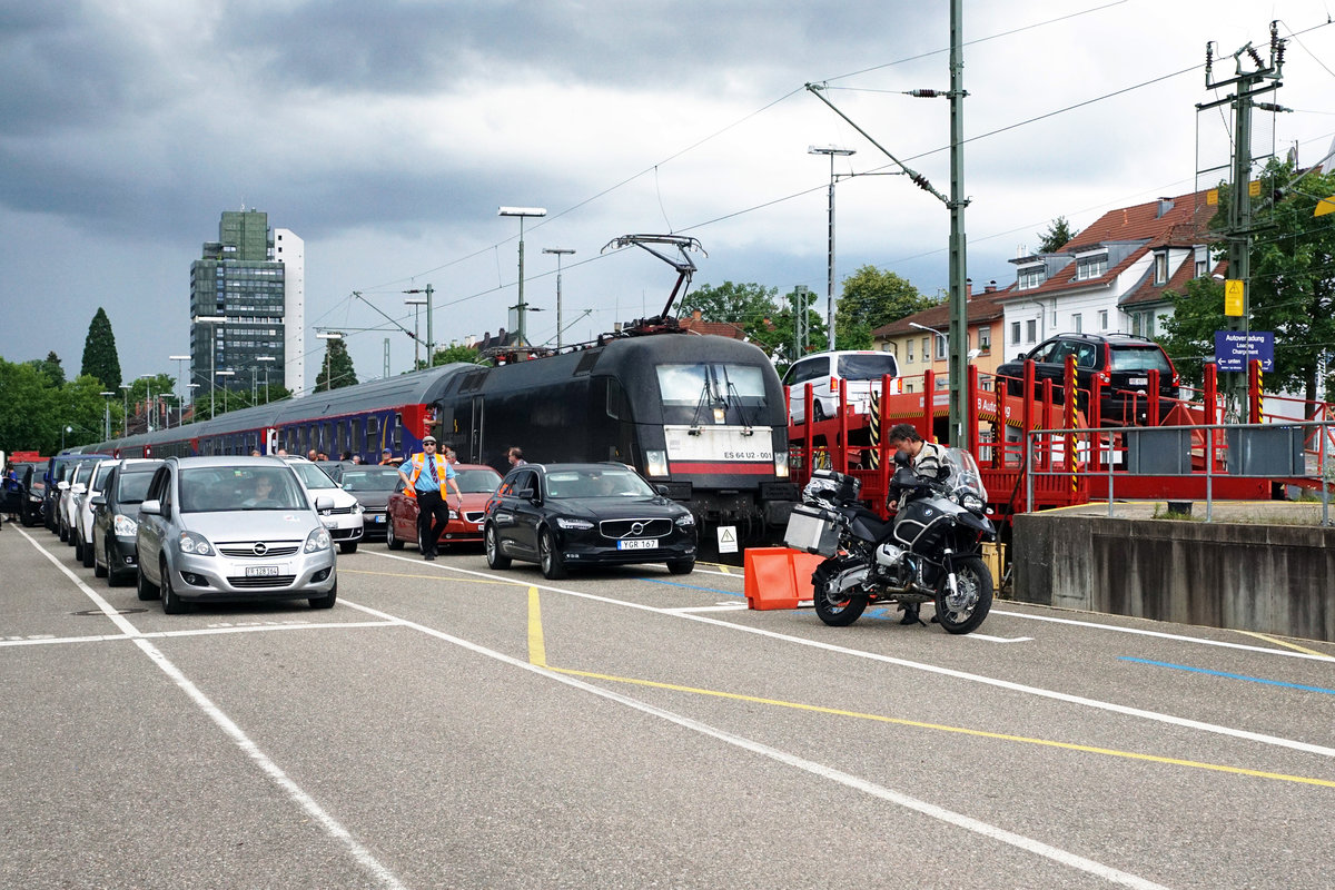 BAHN TOURISTIK EXPRESS
BTE AutoReiseZUG Hamburg - Lörrach
FERIENZEIT REISEZEIT
Impressionen
vom Autoverlad in Lörrach am 5. Juli 2018.
Bereit zum baldigen Verlad. Gemäss Anfrage war das Fotografieren erlaubt. 
Foto: Walter Ruetsch 
