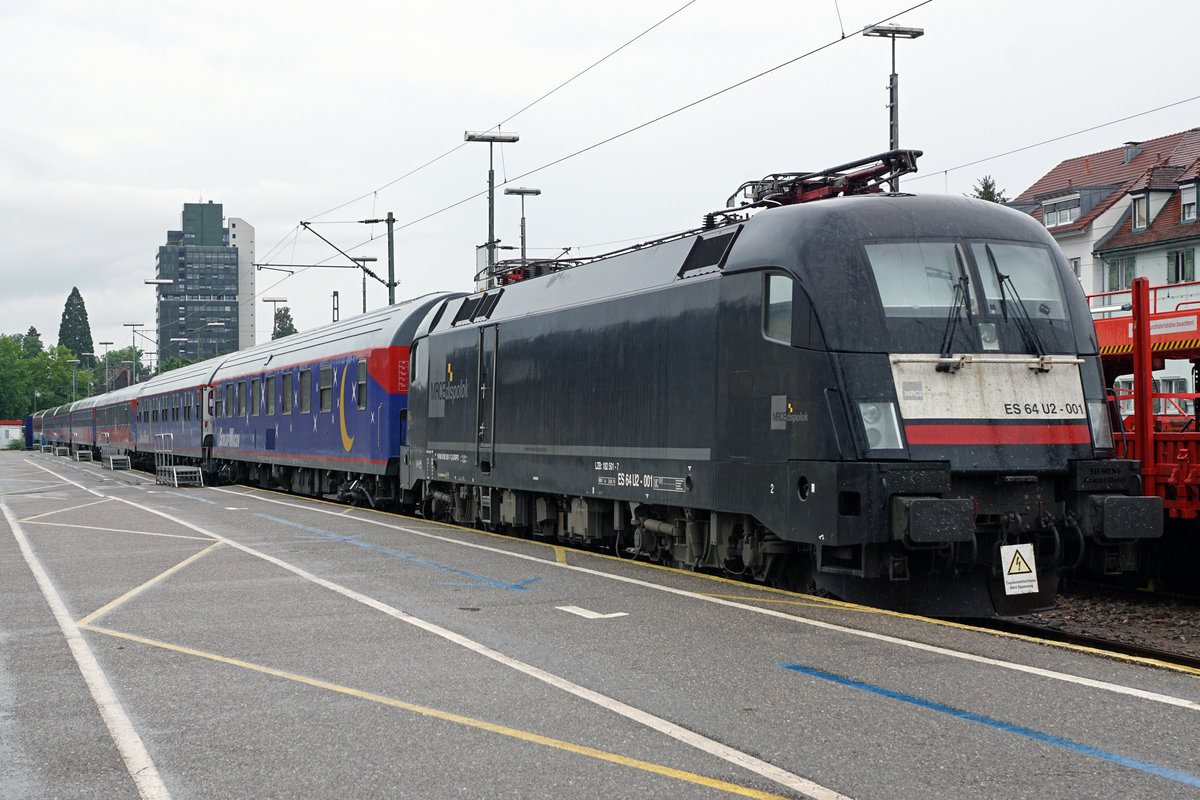 BAHN TOURISTIK EXPRESS
BTE AutoReiseZUG Hamburg - Lörrach
FERIENZEIT REISEZEIT
Impressionen
vom Autoverlad in Lörrach am 5. Juli 2018.
Auf die Rückfahrt nach Hamburg wartend.
Foto: Walter Ruetsch 
